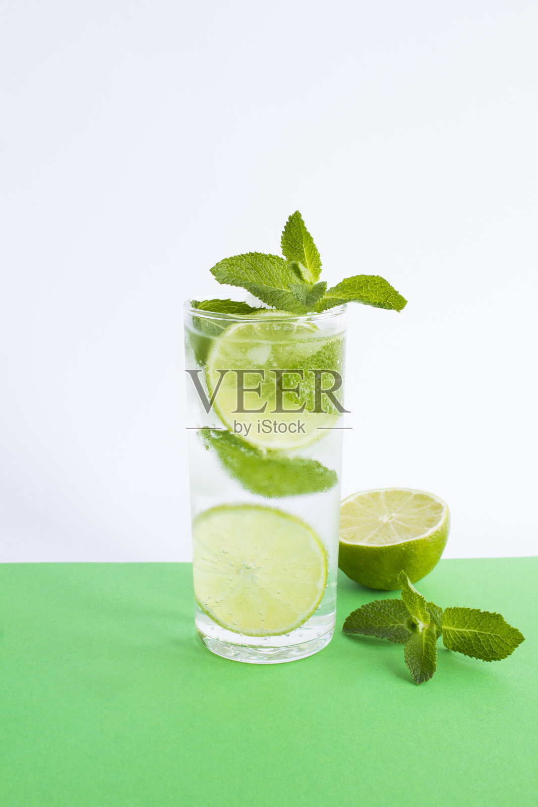 莫吉托鸡尾酒装在彩色背景的水杯里。特写镜头。照片摄影图片