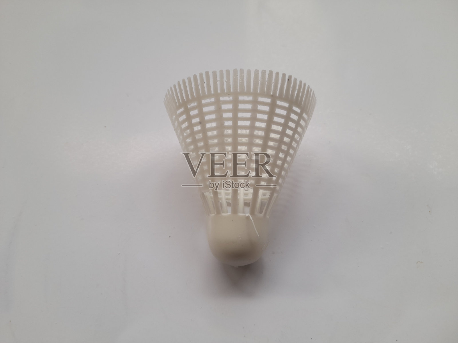 塑料羽毛球毽子顶部视图在白色背景。照片摄影图片