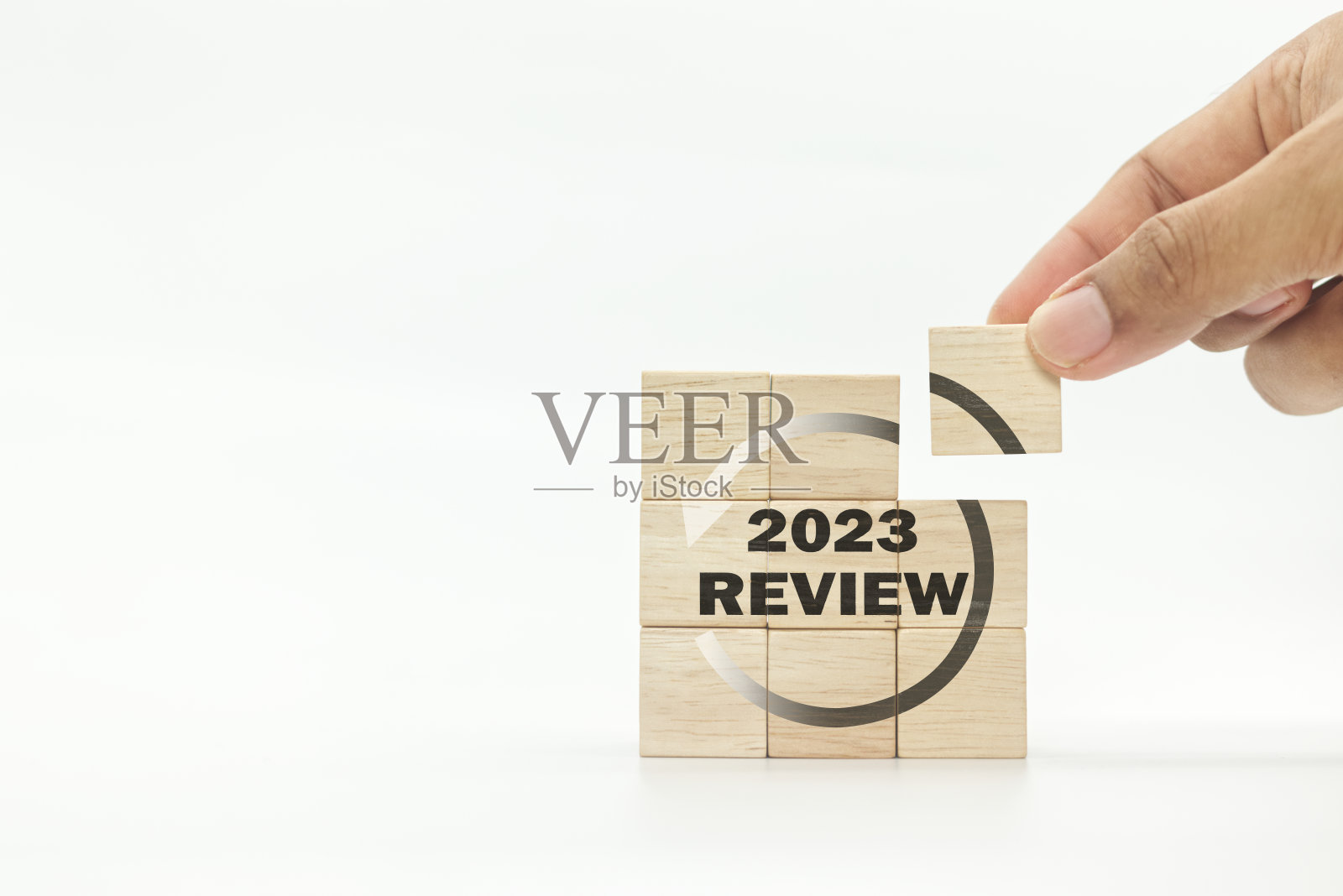 2023商业计划的审查概念，白色背景上的2023审查文本的木制立方体，复制空间。成功的解决策略。重新思考和业务诊断分析的概念。照片摄影图片