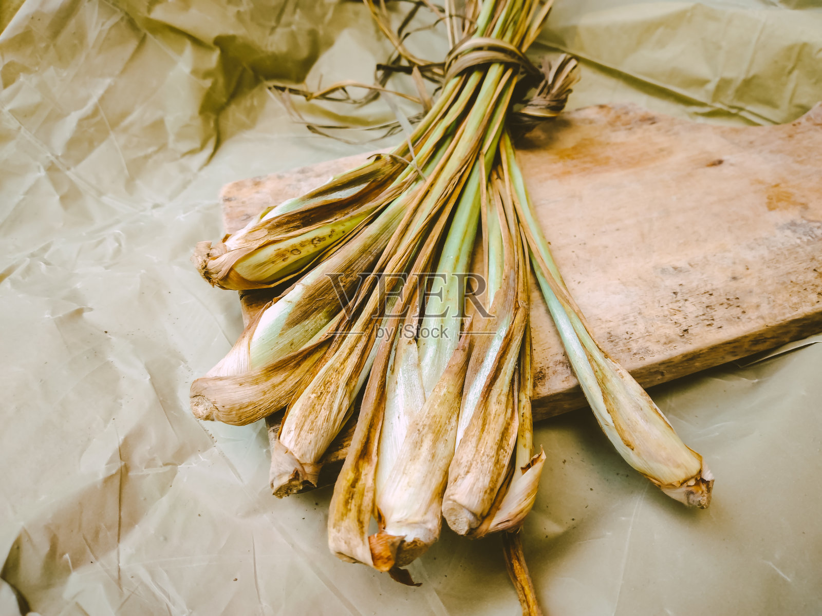 Fresh lemon grass on wooden cutting board, herbs have medicinal properties.照片摄影图片
