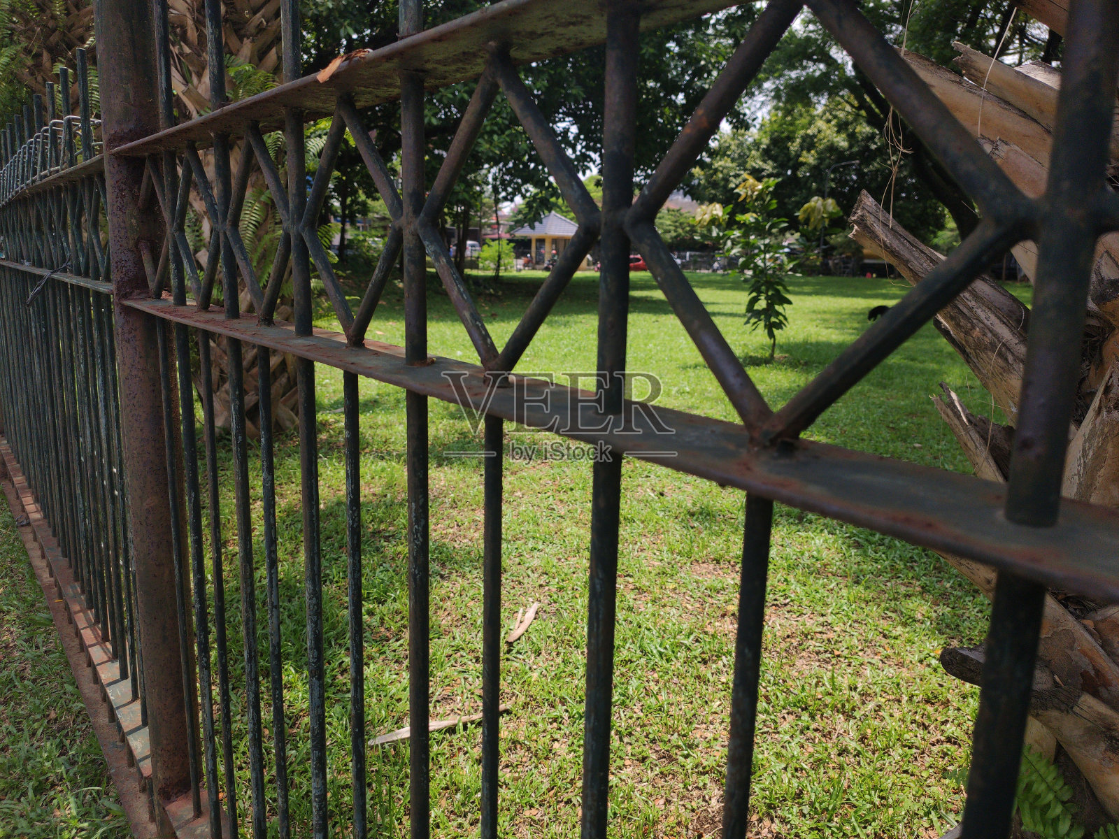 生锈的鹿园围栏照片摄影图片