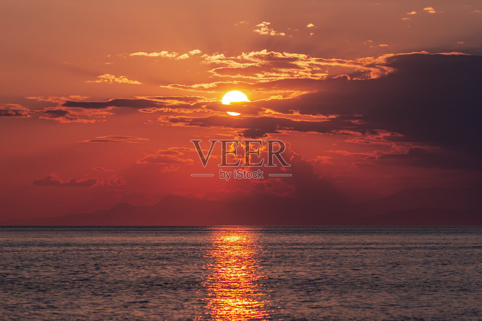 日落的天空在荡漾的大海上照片摄影图片