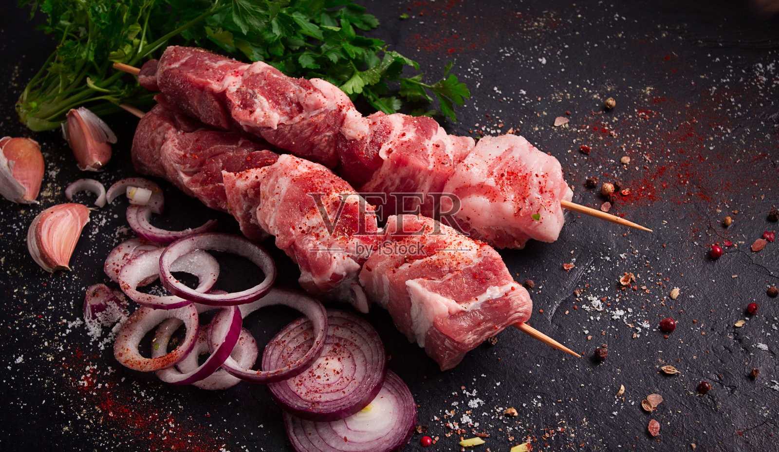 生猪肉，腌烤肉串，加香料，俯视图，没有人，照片摄影图片