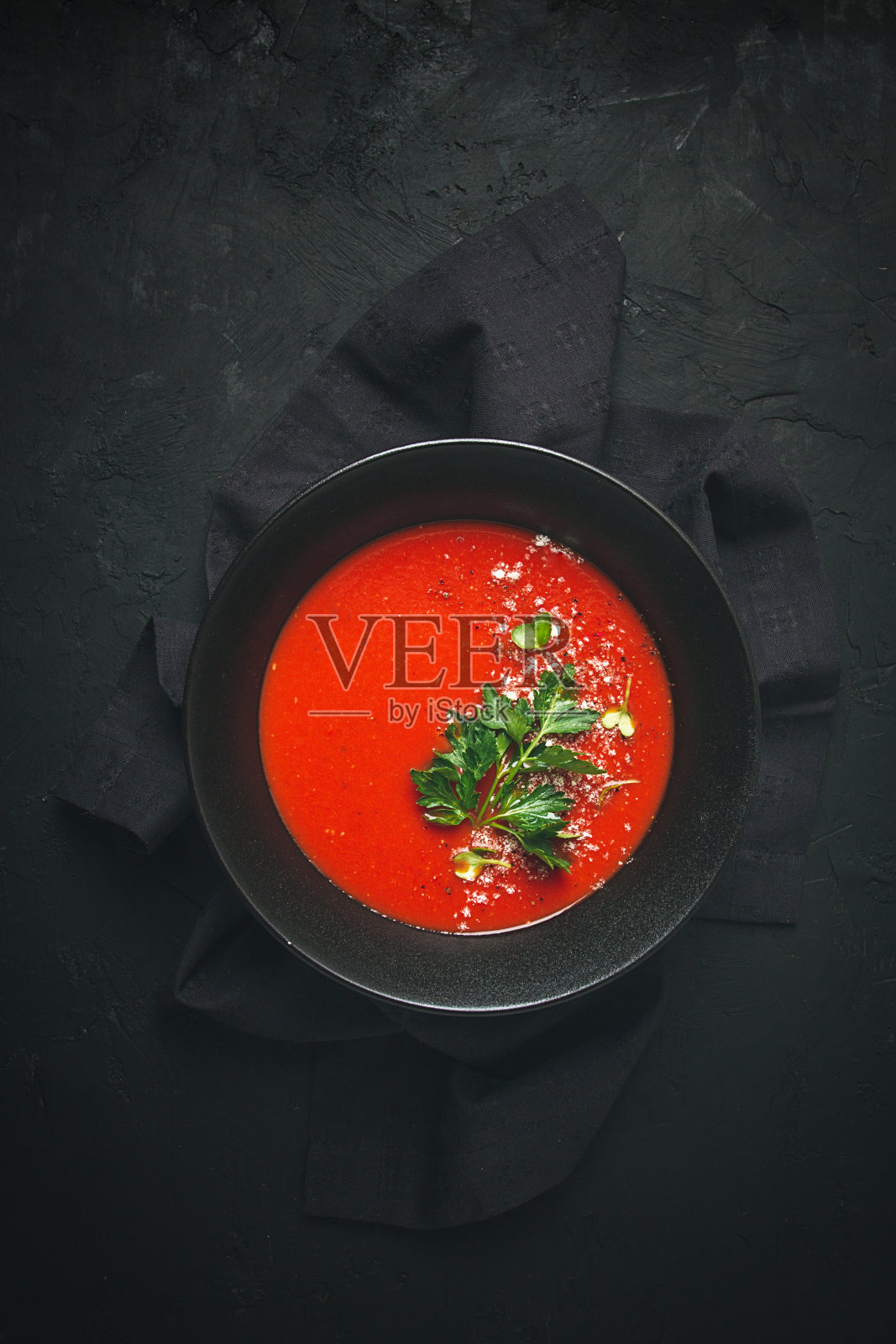 番茄汤，加香草和香料，自制的，没有人，照片摄影图片