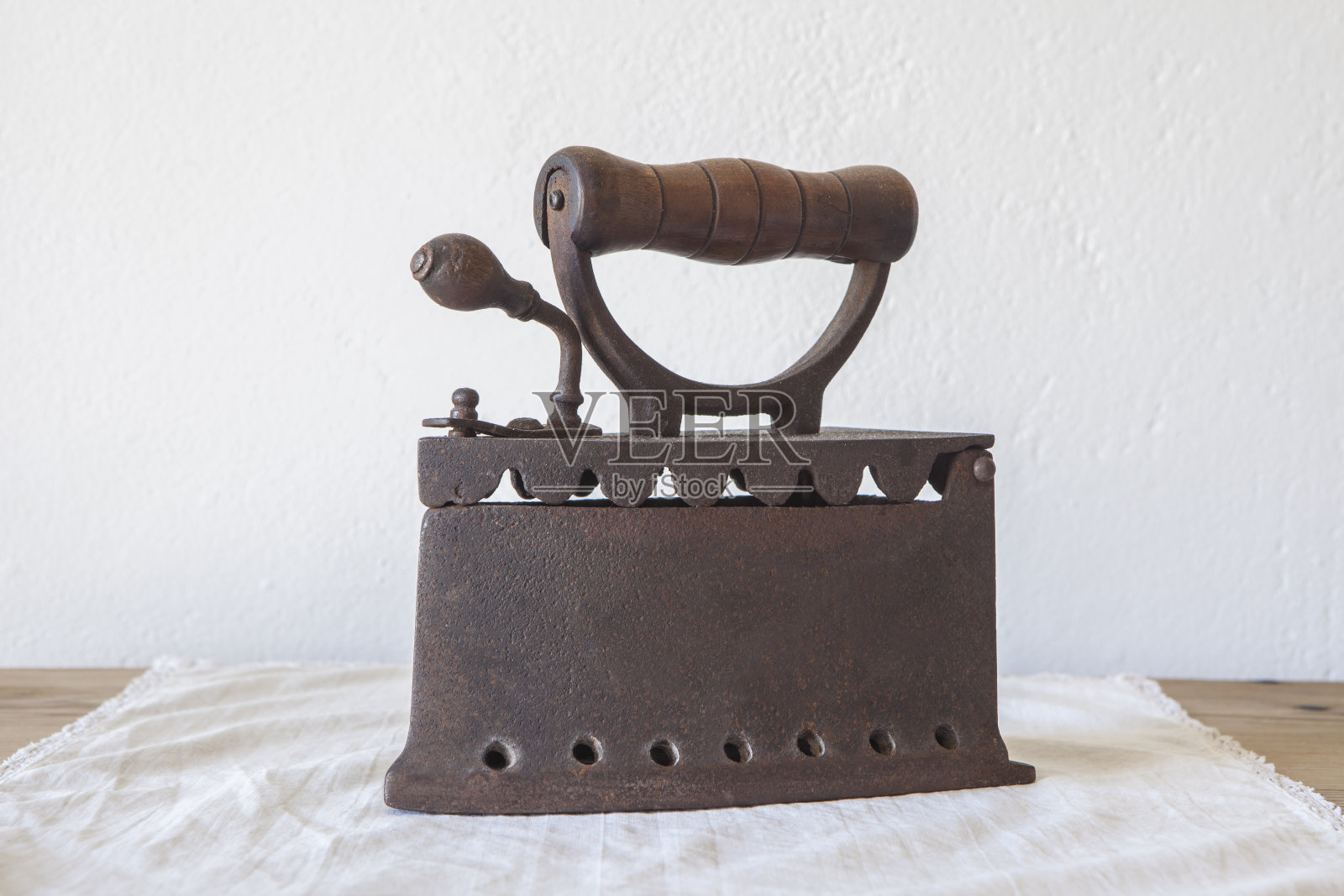 生锈的旧炭铁照片摄影图片