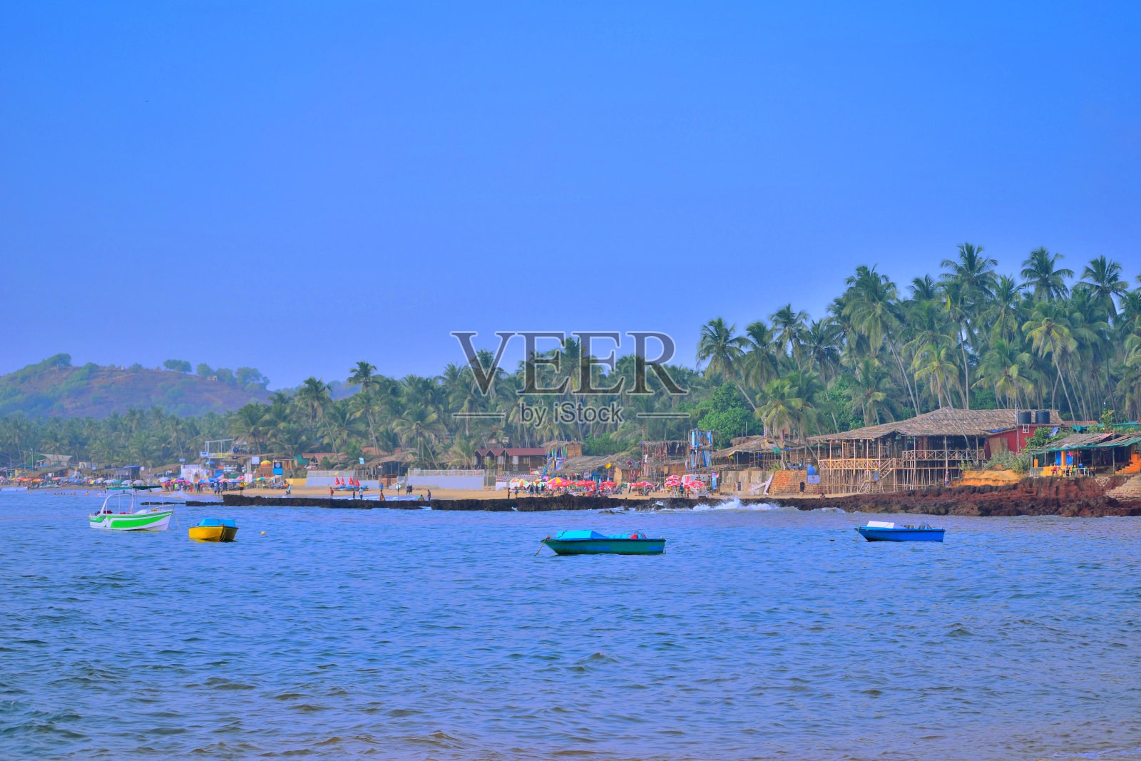 在果阿邦Anjuna海滩上航行的船只。照片摄影图片