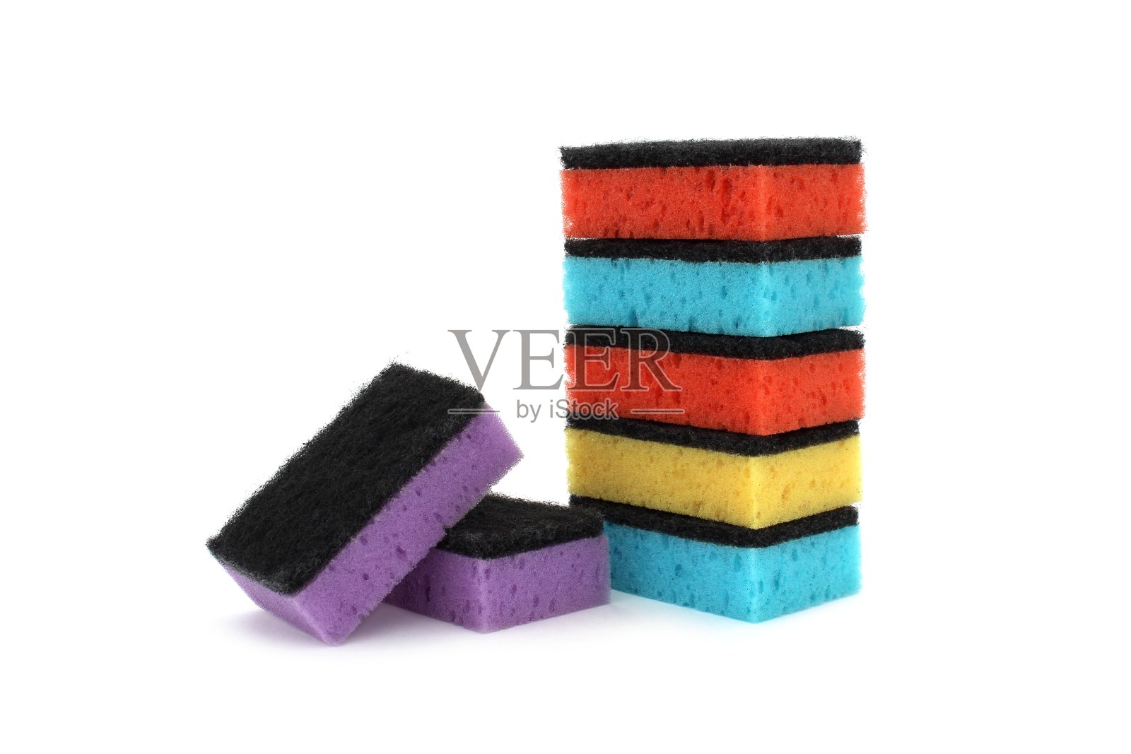 白色孤立的背景上是一堆五颜六色的海绵。照片摄影图片