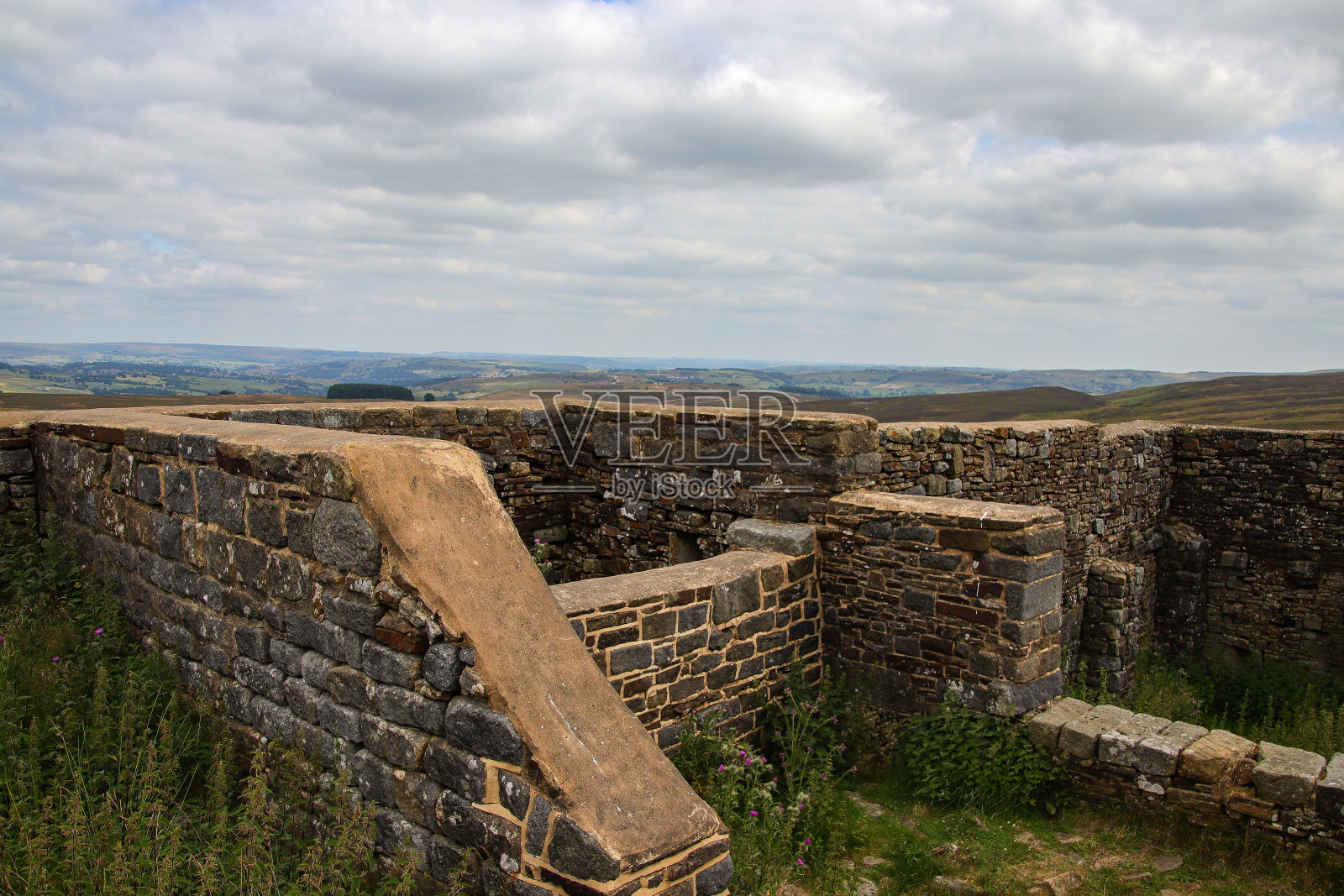 托普·内斯被毁的农舍孤立在约克郡的荒原上照片摄影图片