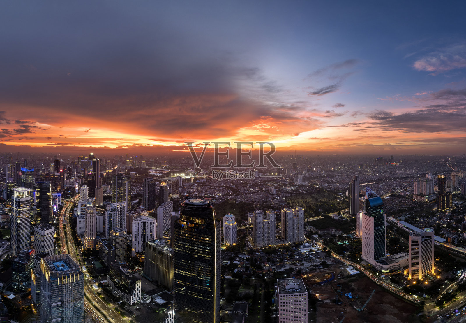 黄金时段雅加达城市鸟瞰图。照片摄影图片