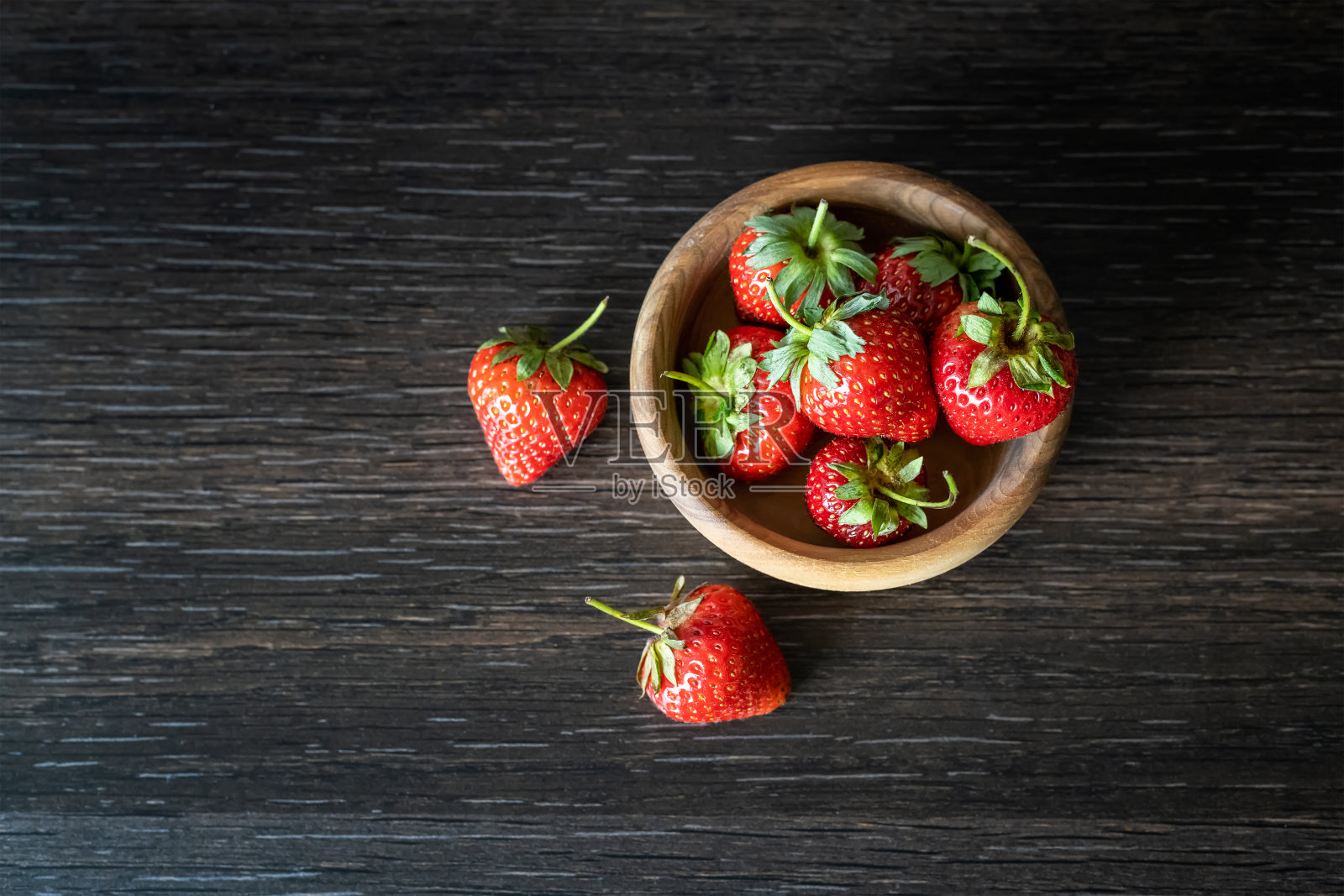 静物与新鲜草莓在黑暗的背景照片摄影图片