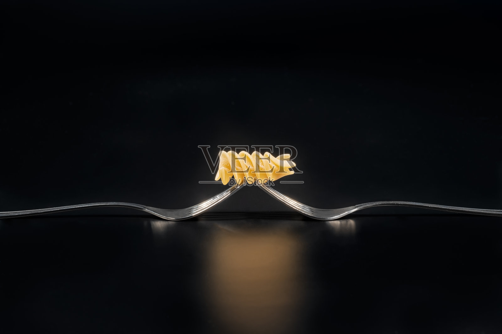 静物照片与生意大利面在黑色背景照片摄影图片