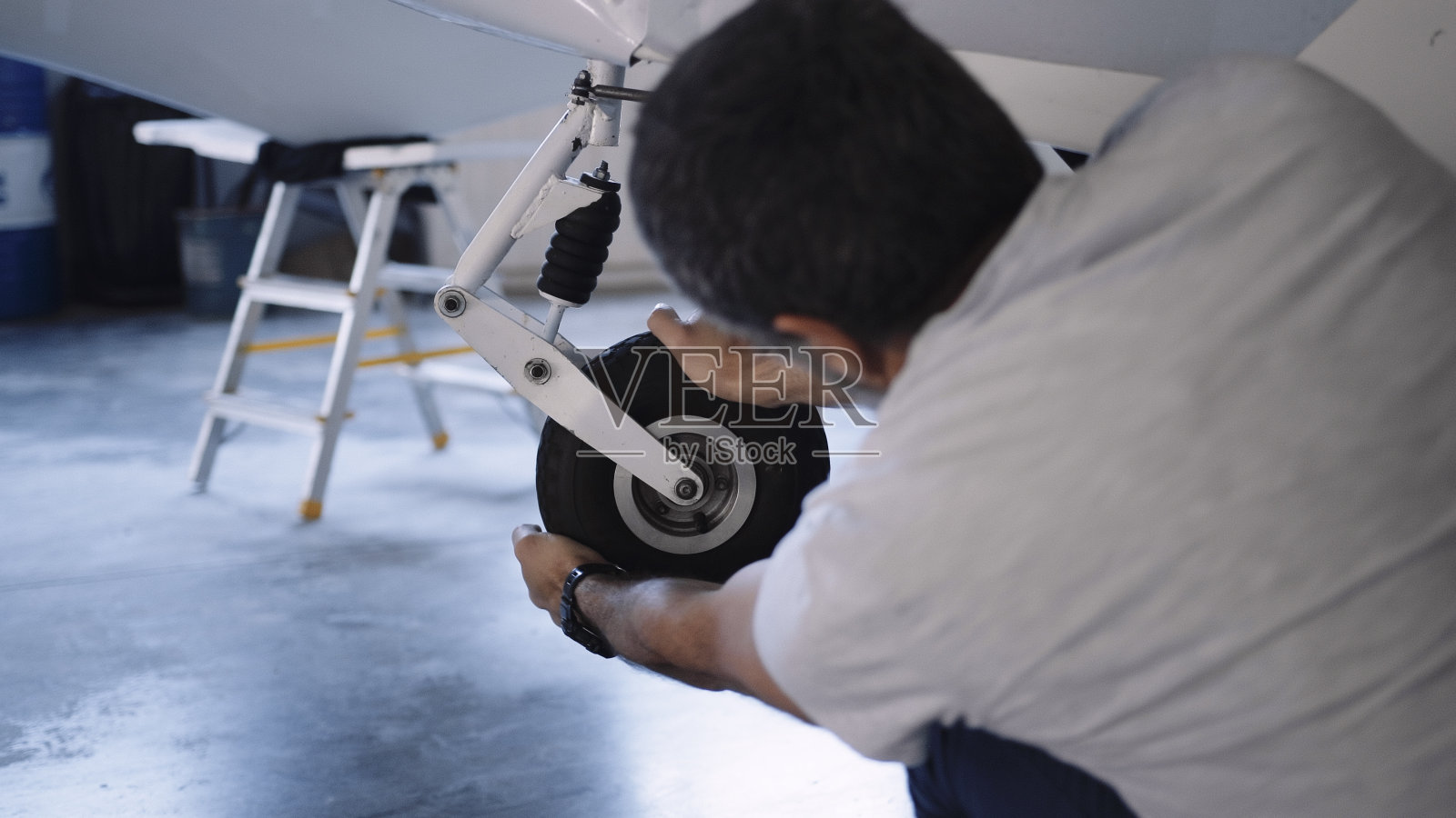 机修工在机场机库检查飞机。照片摄影图片