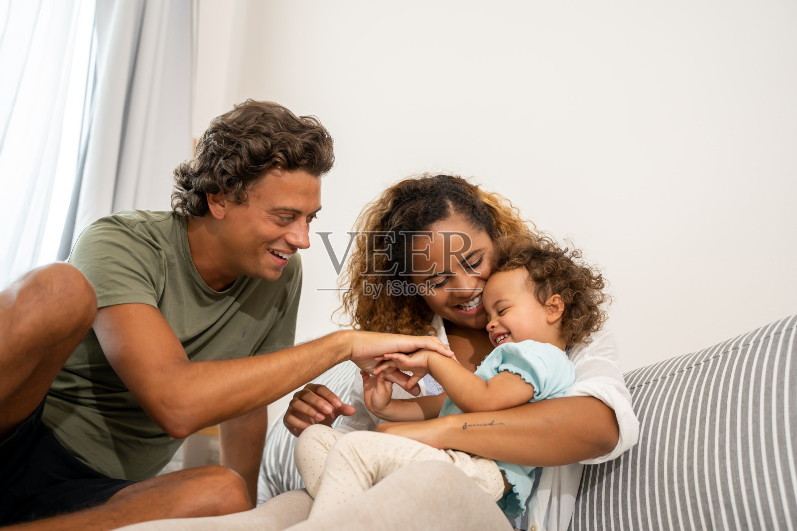 混血儿家庭爸爸妈妈和女儿玩。照片摄影图片