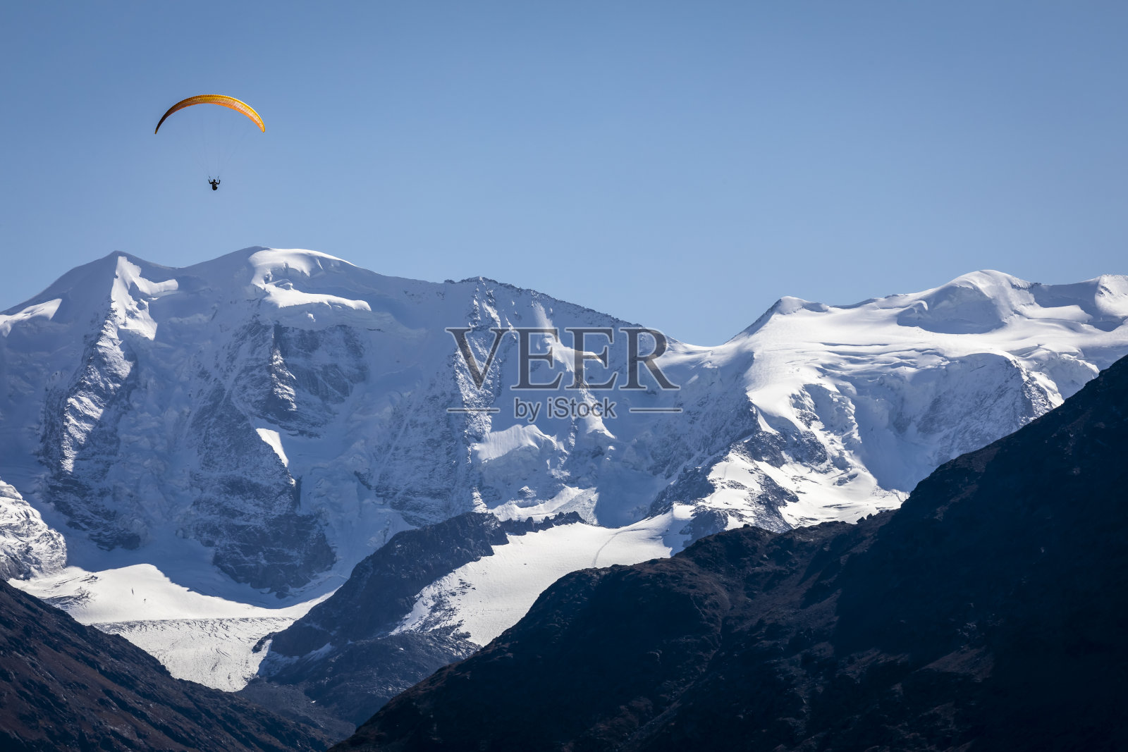在瑞士阿尔卑斯山脉格劳宾登恩加丁山谷的Muottas Muragl的高山景观上滑翔伞照片摄影图片