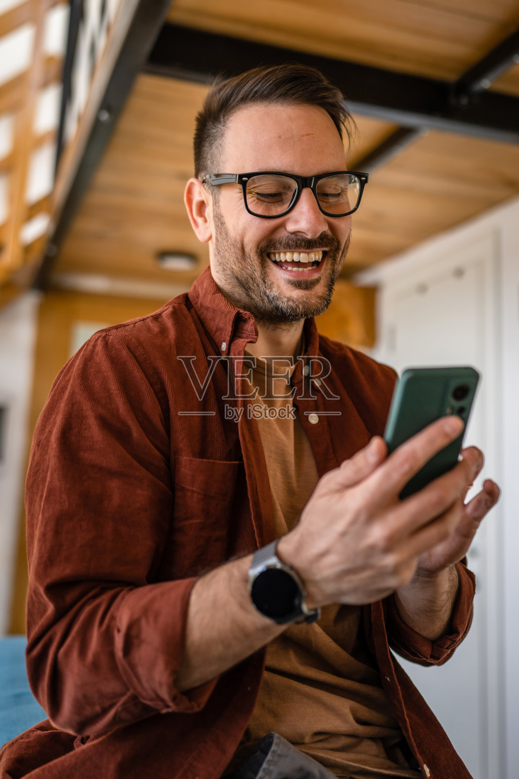 男人成年白人男性使用手机智能手机快乐的微笑照片摄影图片