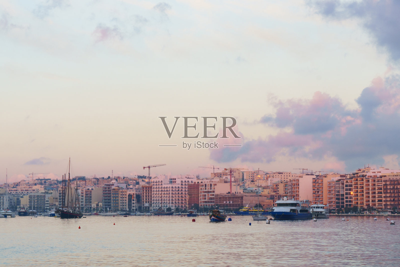 斯利马海岸房地产。照片摄影图片