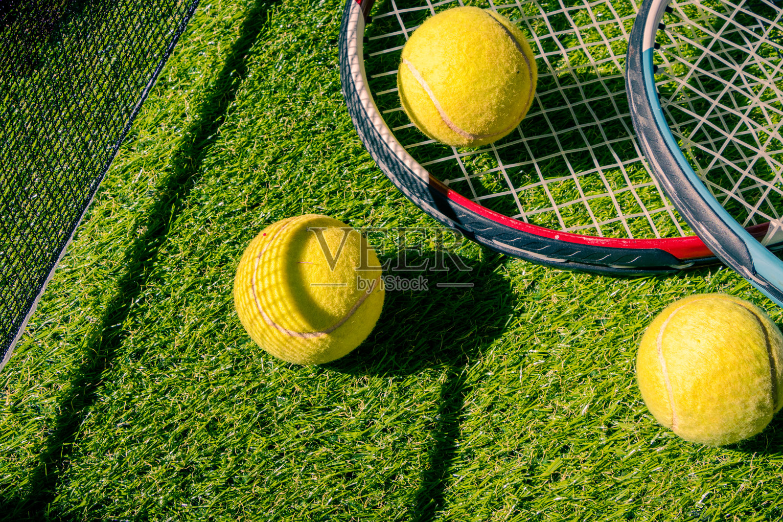 在郁郁葱葱的草地上打网球的运动器材照片摄影图片