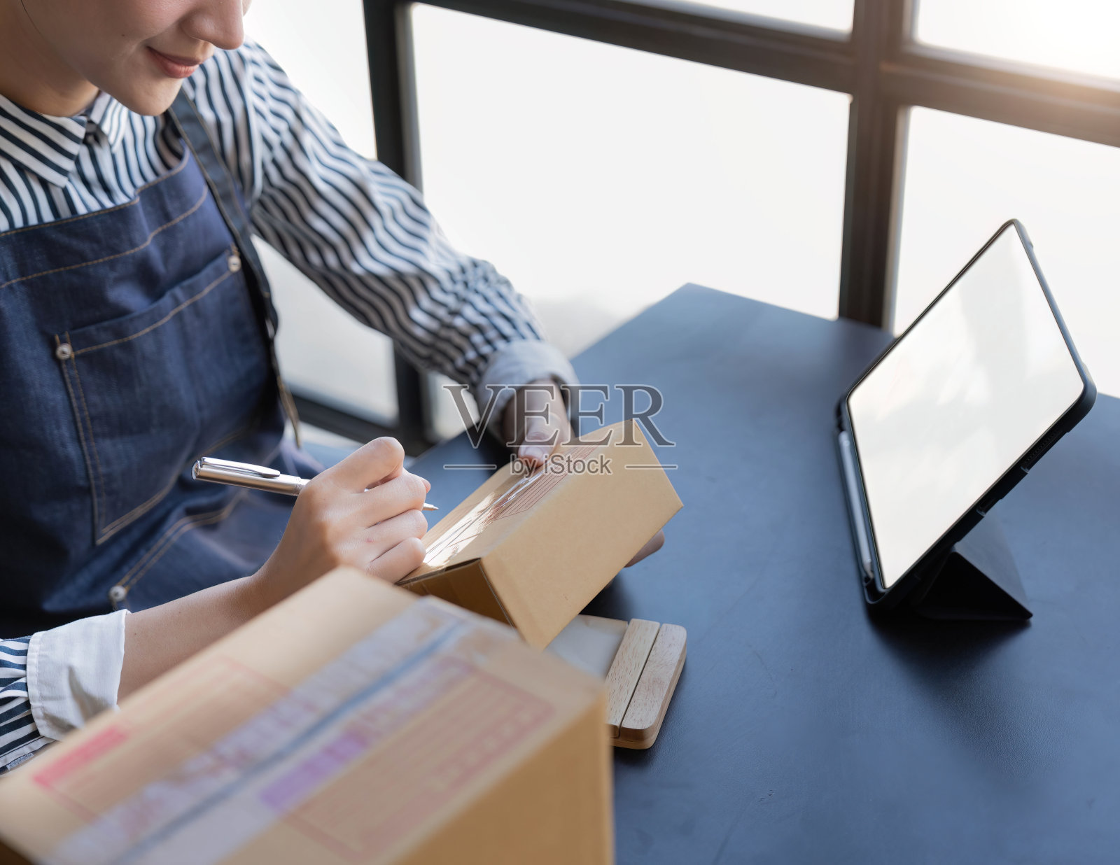 创业中小企业的女企业主在网上查看订单，准备装箱，卖给客户，网上创业中小企业的想法照片摄影图片