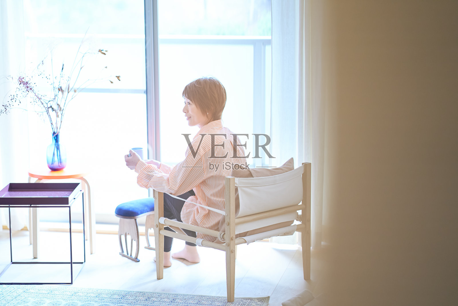 女人在窗边休息照片摄影图片