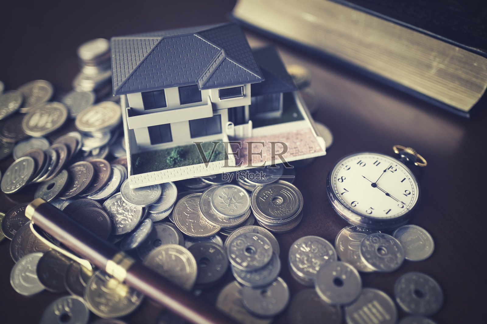 硬币和微型住宅的背景材料照片摄影图片