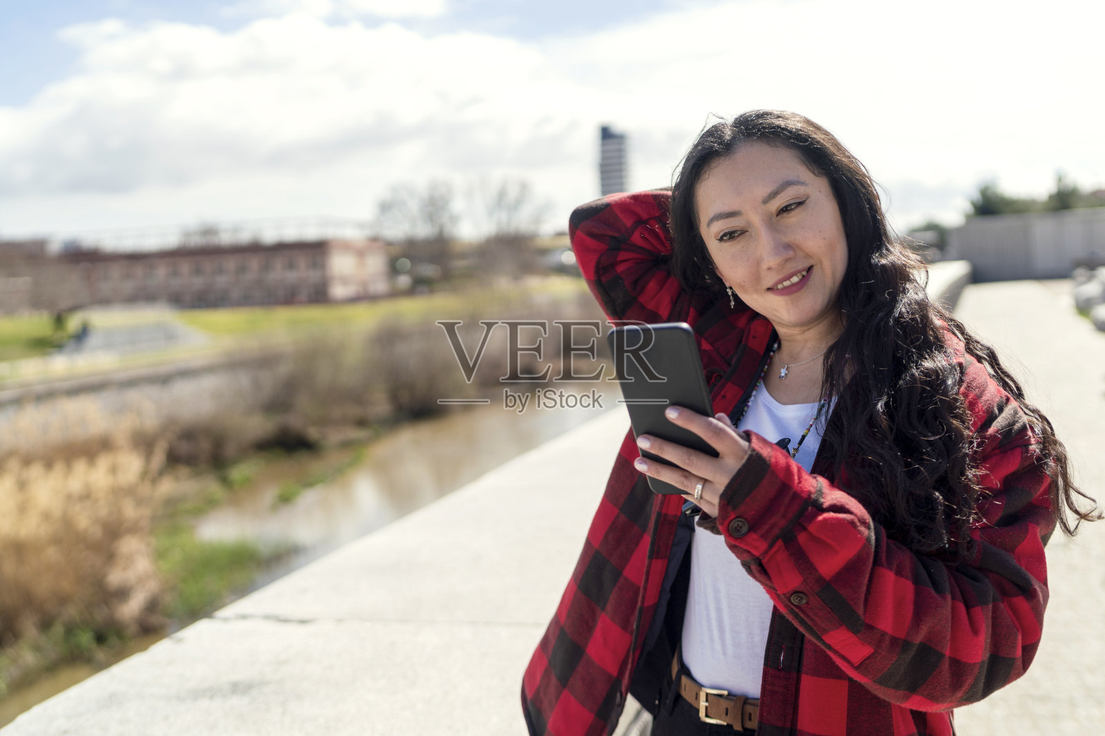 一个女孩用她的手机拍照照片摄影图片