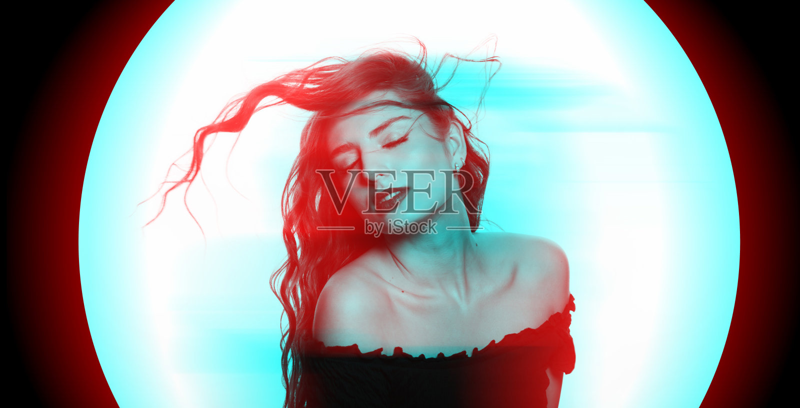 美丽的女人长波浪飞头发感性的工作室肖像在RGB颜色分裂效果风格照片摄影图片