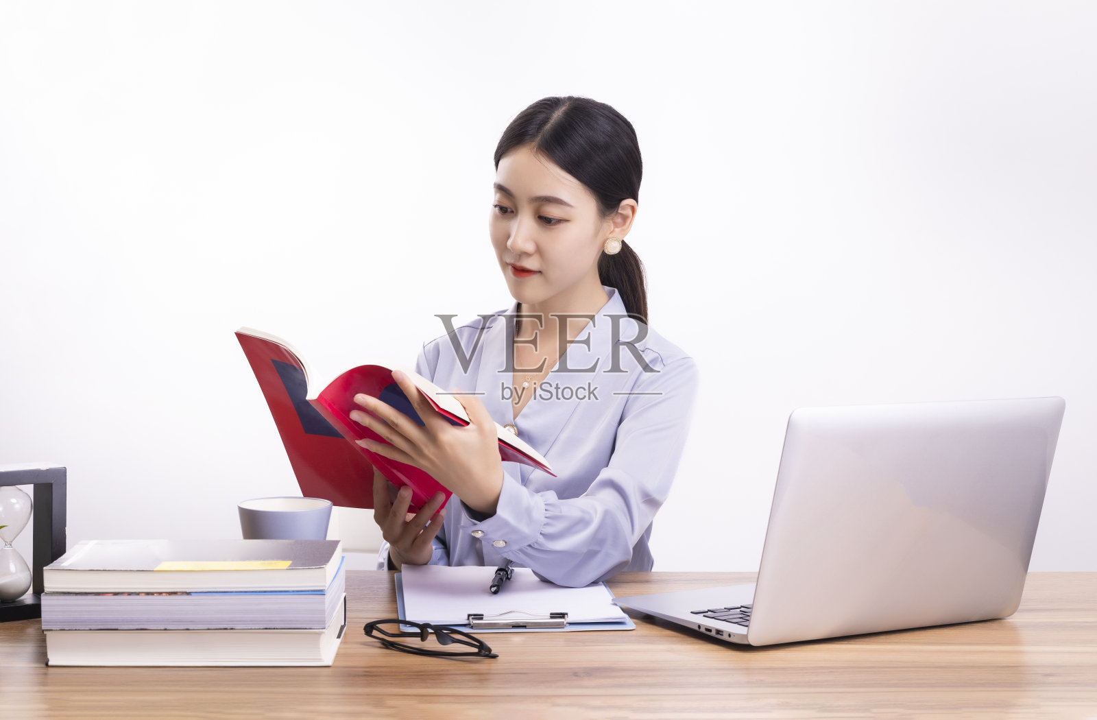 在办公桌前工作的商务女性照片摄影图片