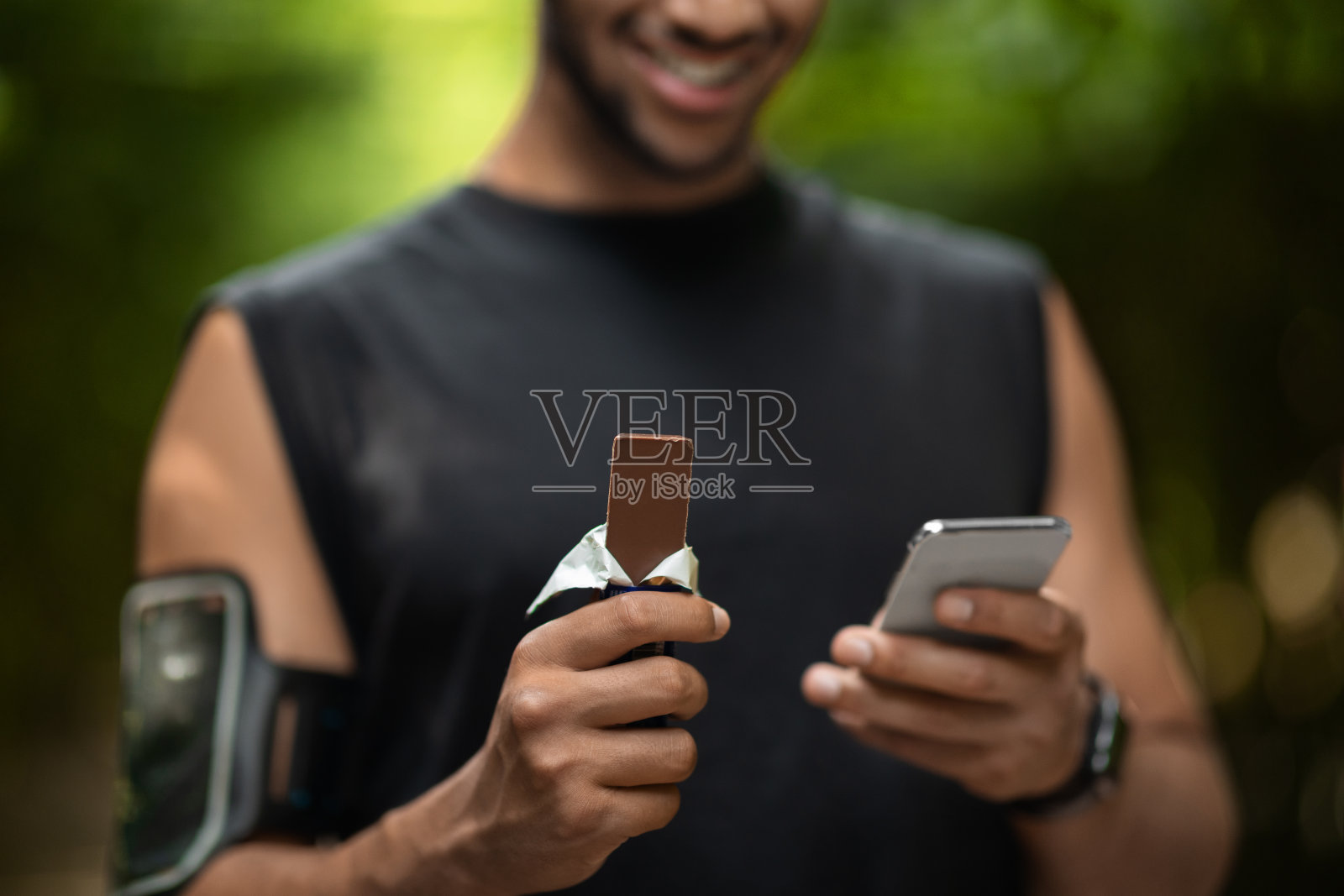 运动员在公园训练时休息的照片照片摄影图片