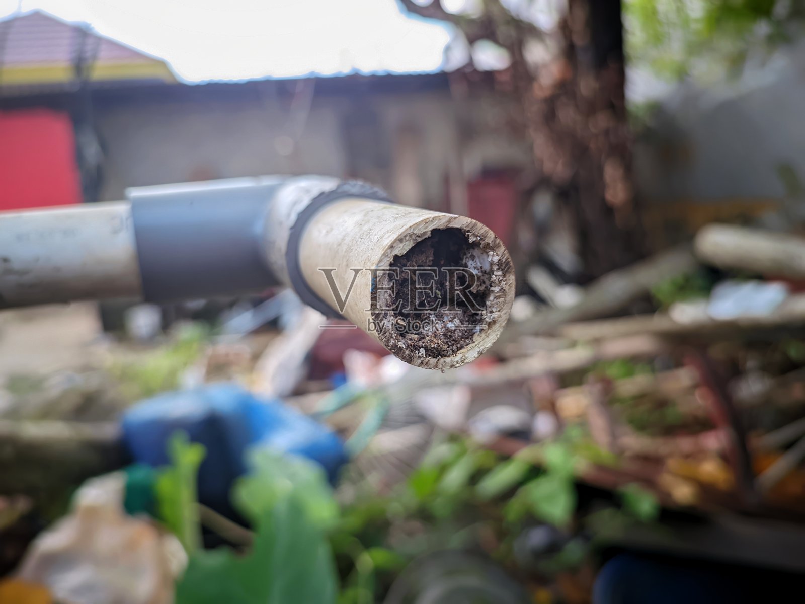 一根没有水龙头的旧管子破裂的末端表面照片摄影图片