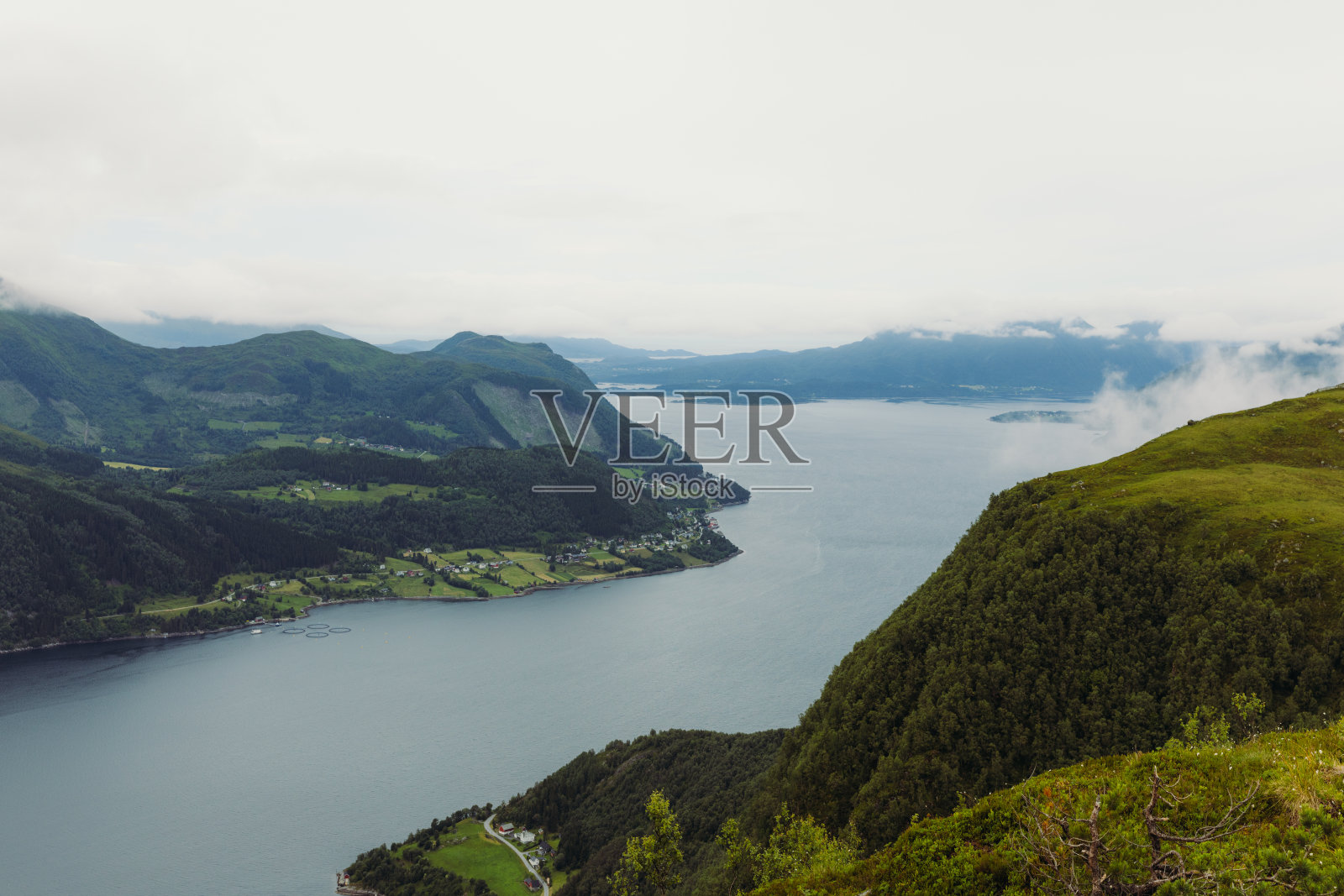 挪威雄伟峡湾的夏天照片摄影图片