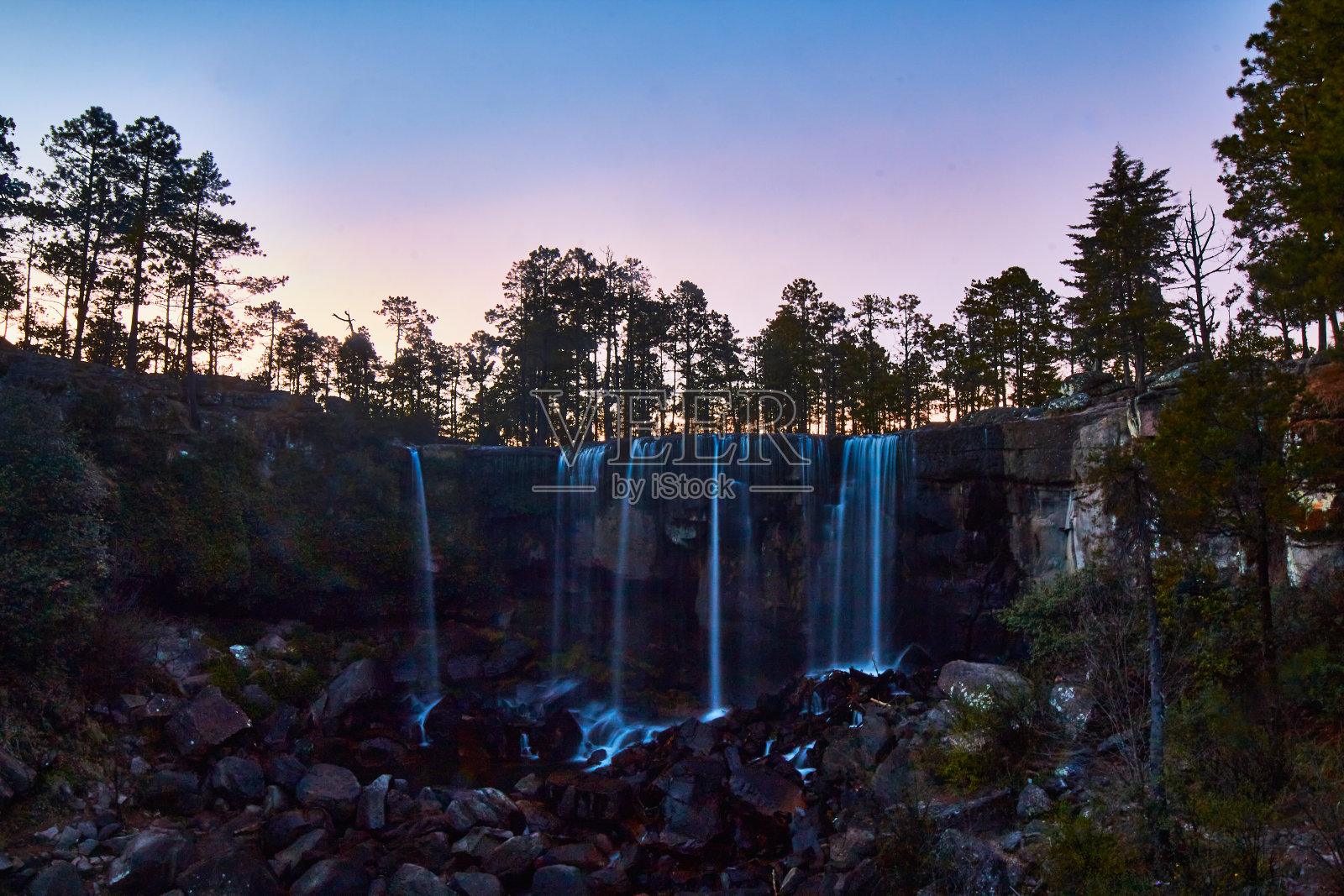 黄昏时分的墨西哥杜兰戈瀑布照片摄影图片