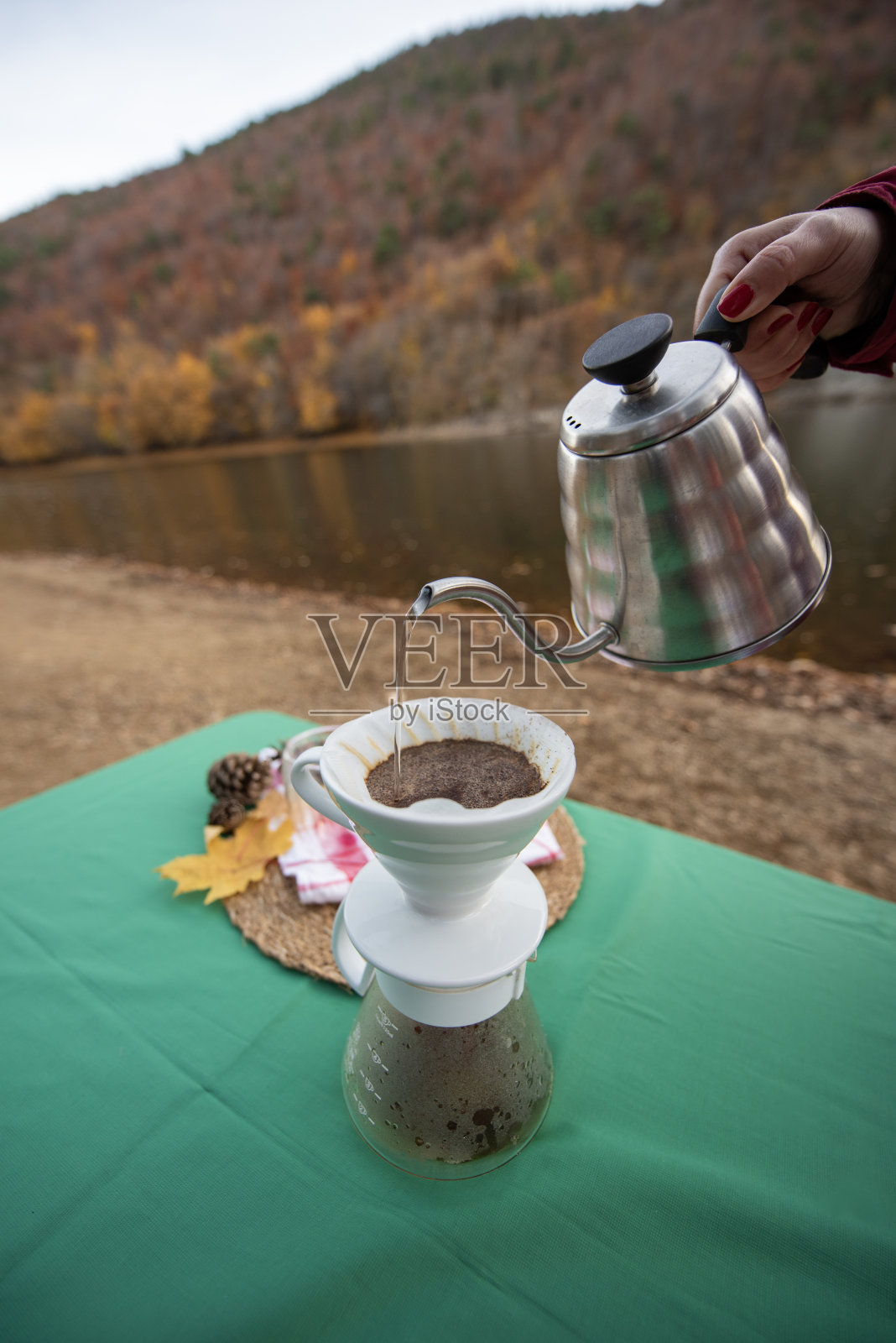 Boraboy湖的浓咖啡机和hario V60的煮咖啡照片摄影图片