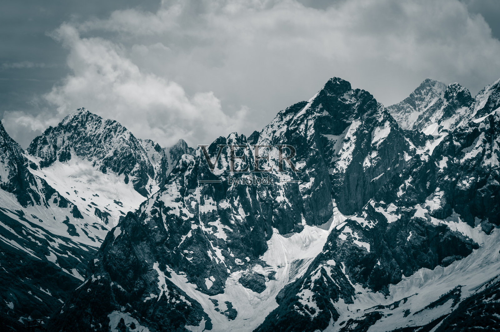 高加索山脉的雪峰照片摄影图片
