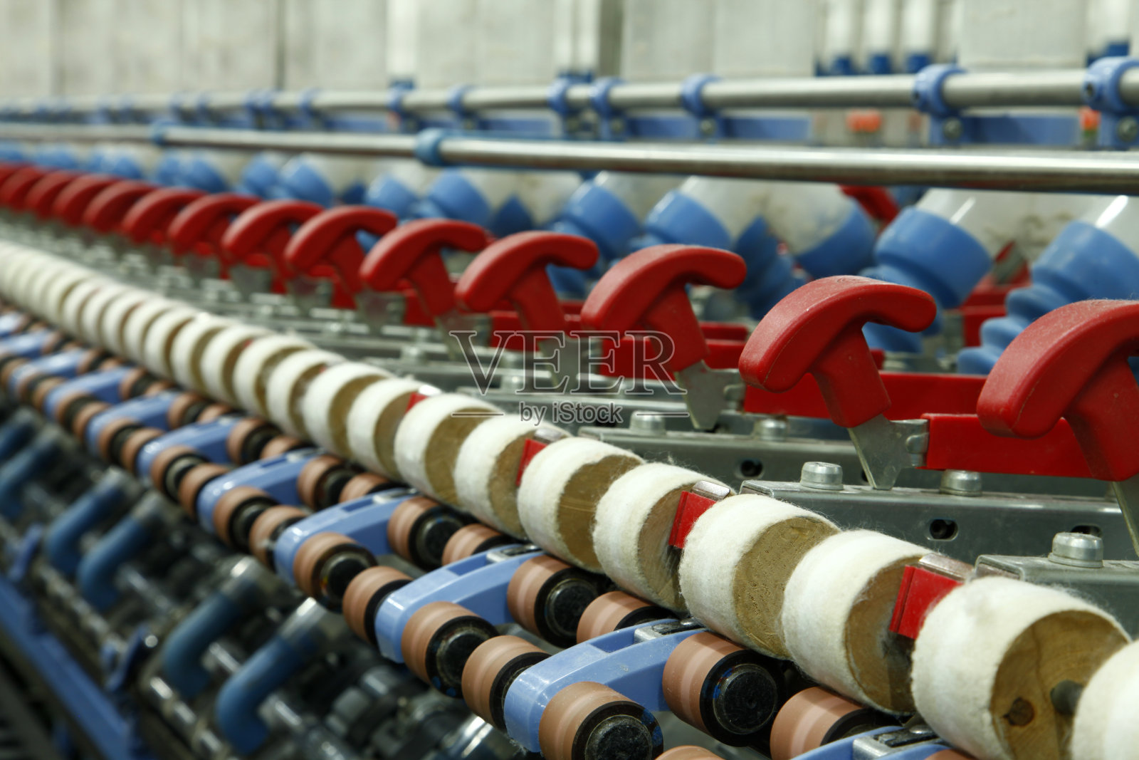 在一家旋转机械设备生产公司照片摄影图片