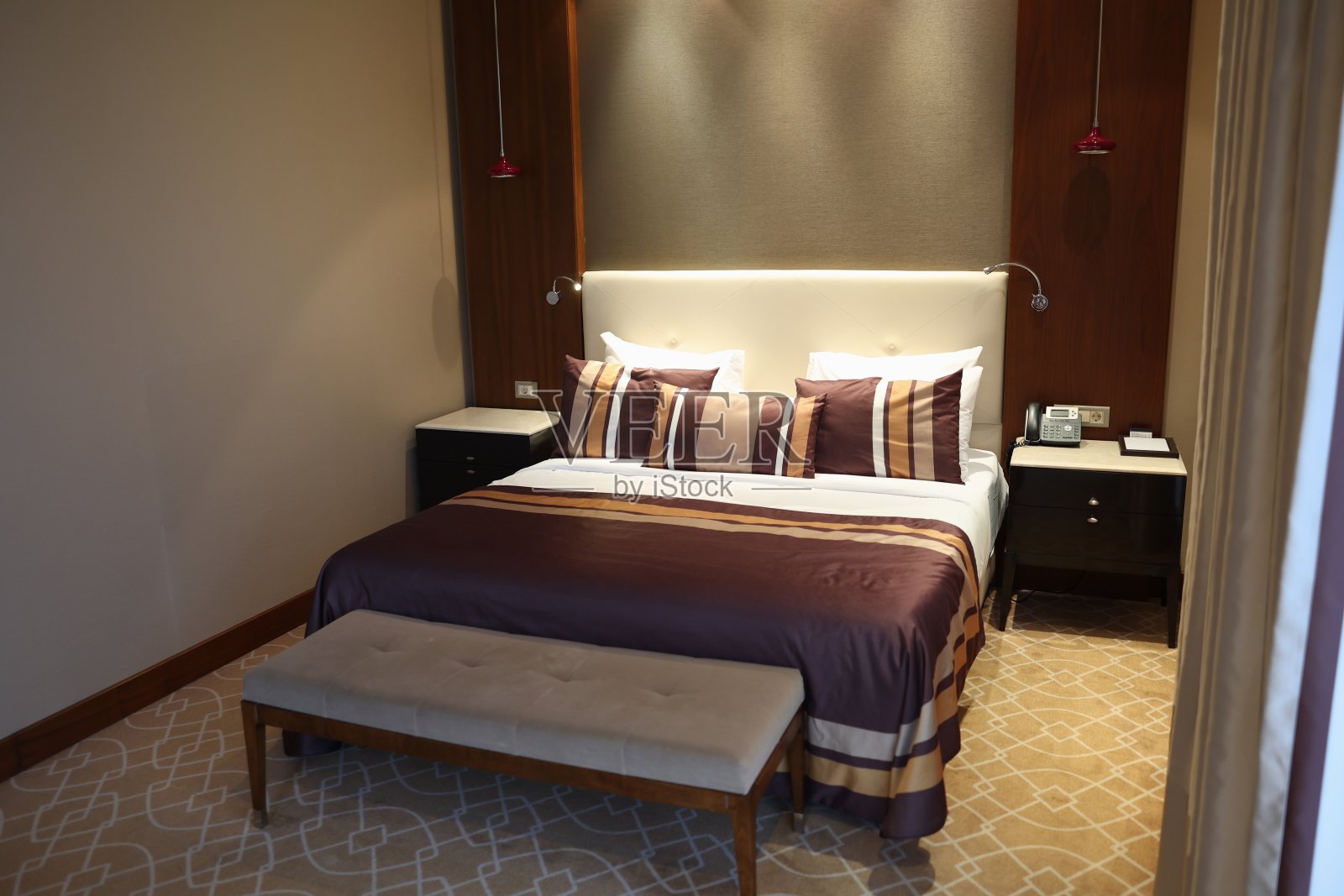 酒店房间有棕色枕头和床罩的床照片摄影图片