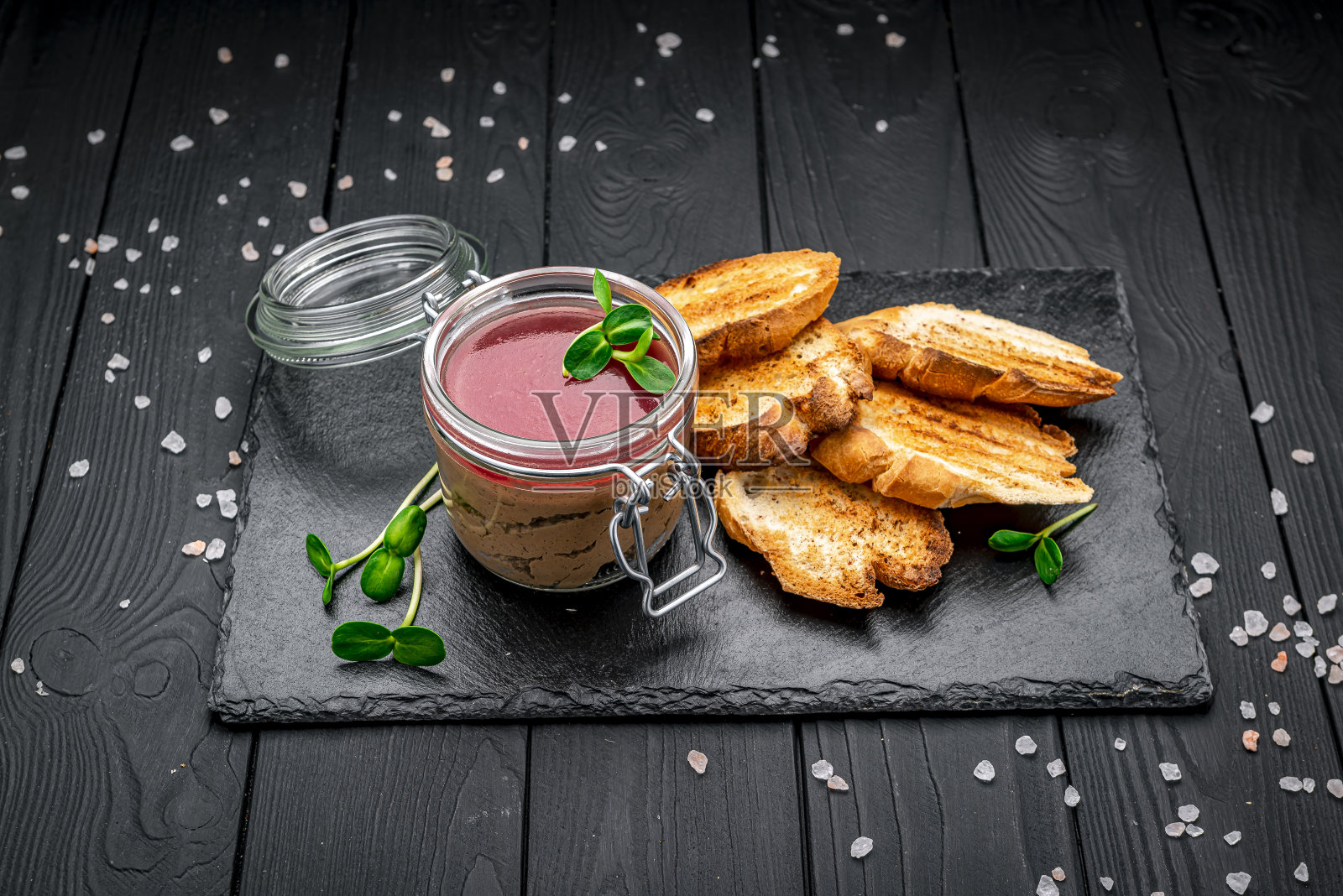 鸡肝酱配浆果果冻配面包丁照片摄影图片