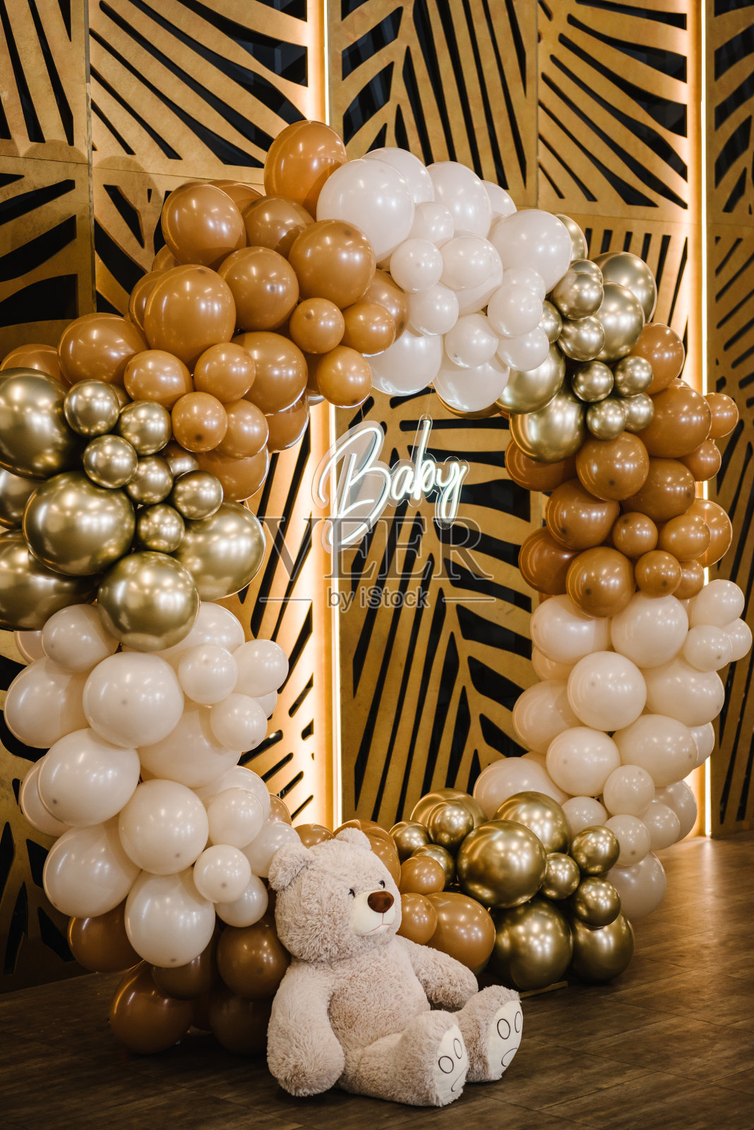 拱门上装饰着棕色、米色和金色的气球，短信宝贝。庆典洗礼概念。照片墙上的生日派对招待会。餐厅内庆祝活动的拍照区域和位置。照片摄影图片