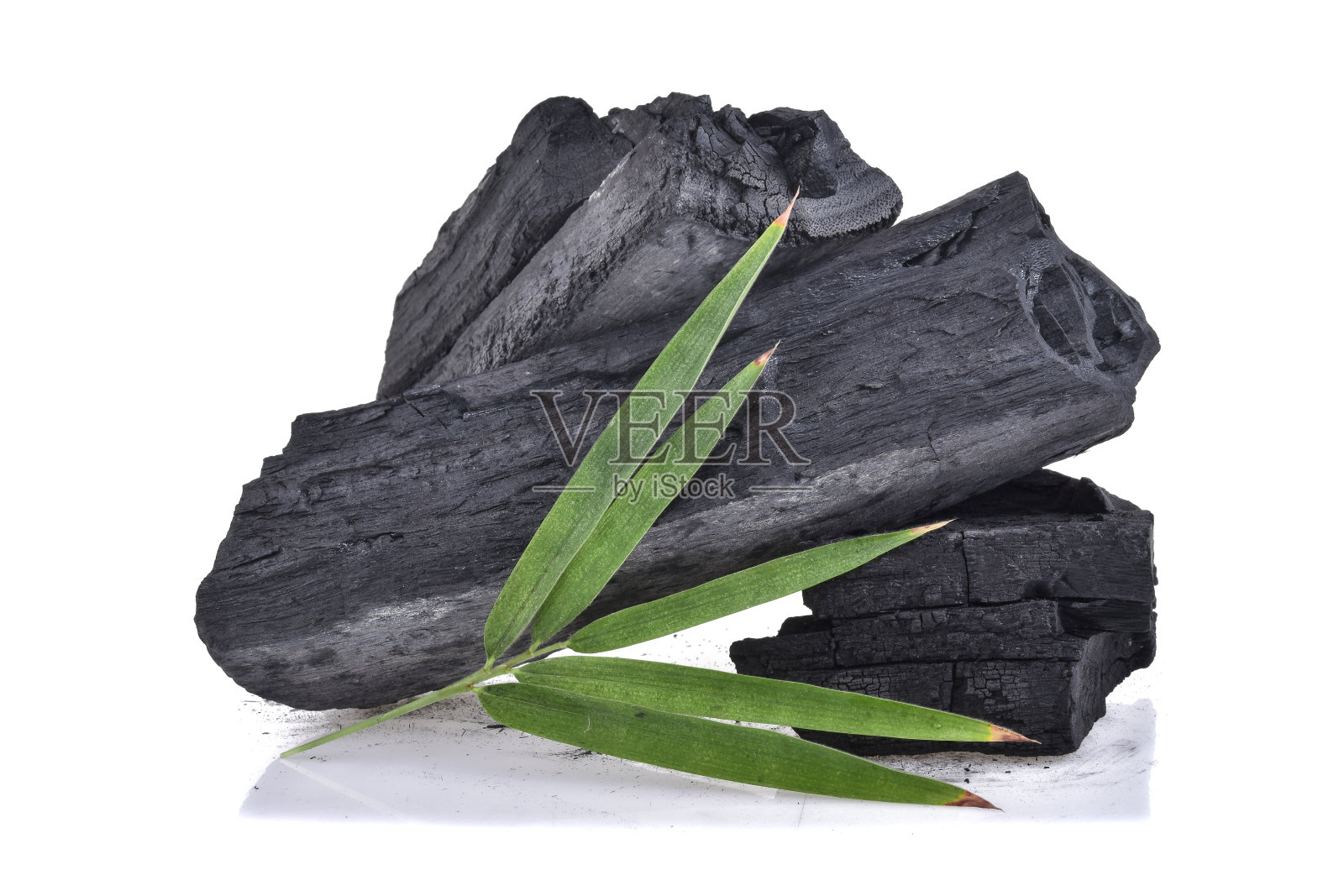 竹炭孤立在白色背景上。照片摄影图片