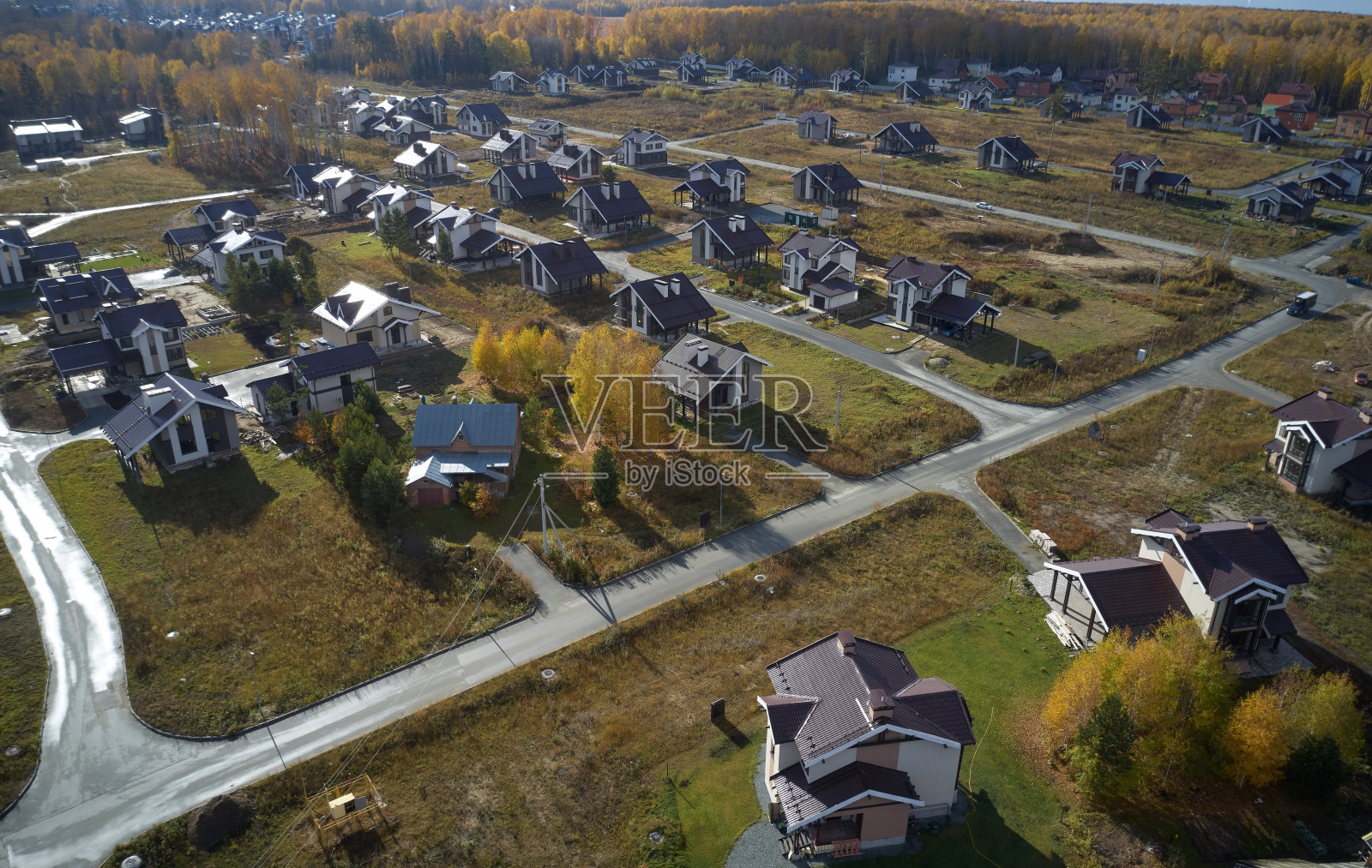 西格玛村科学小屋的航拍照片。从高处俯瞰美丽的秋天乡村风光。俄罗斯西伯利亚的新西伯利亚照片摄影图片