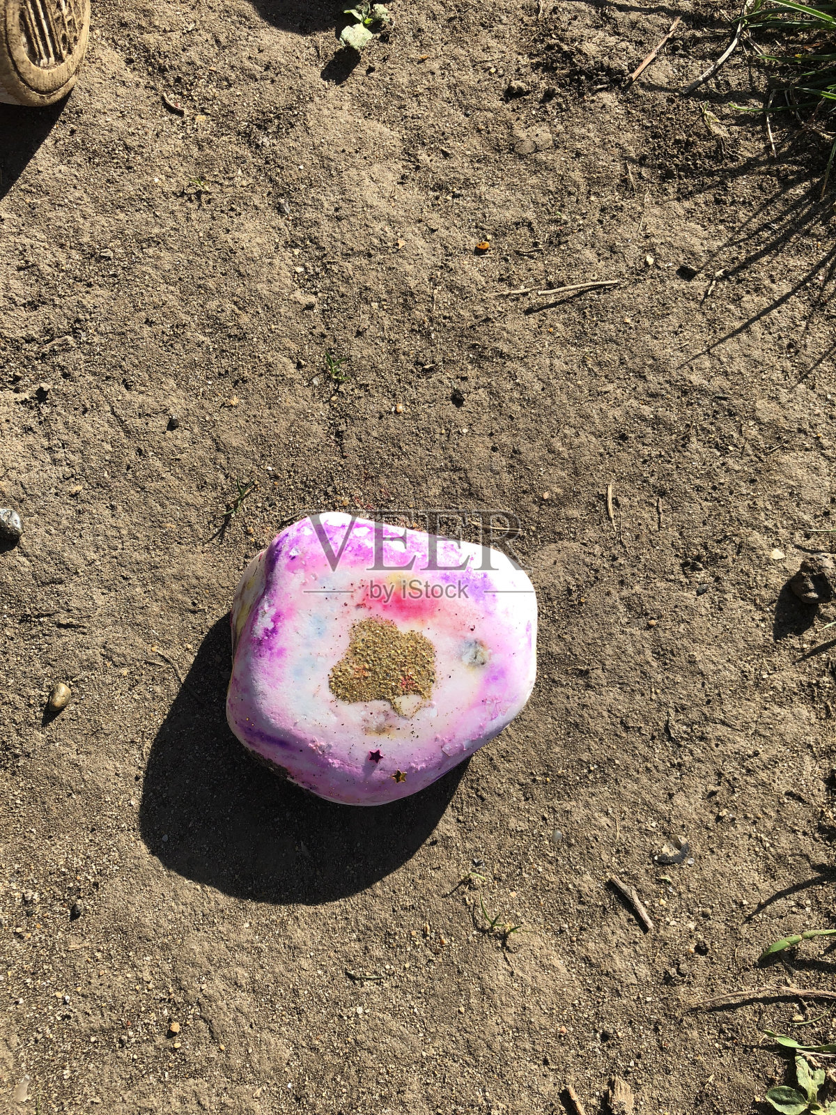 在公园里发现了一块快乐的彩绘石头照片摄影图片