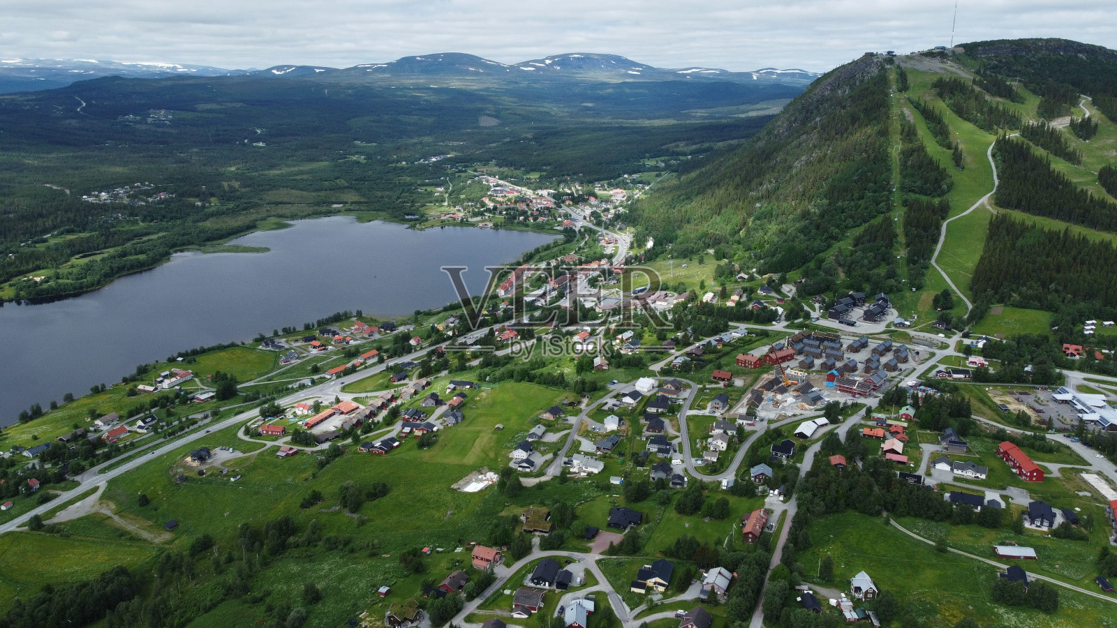 鸟瞰风景如画的小镇，湖泊和森林山脉照片摄影图片