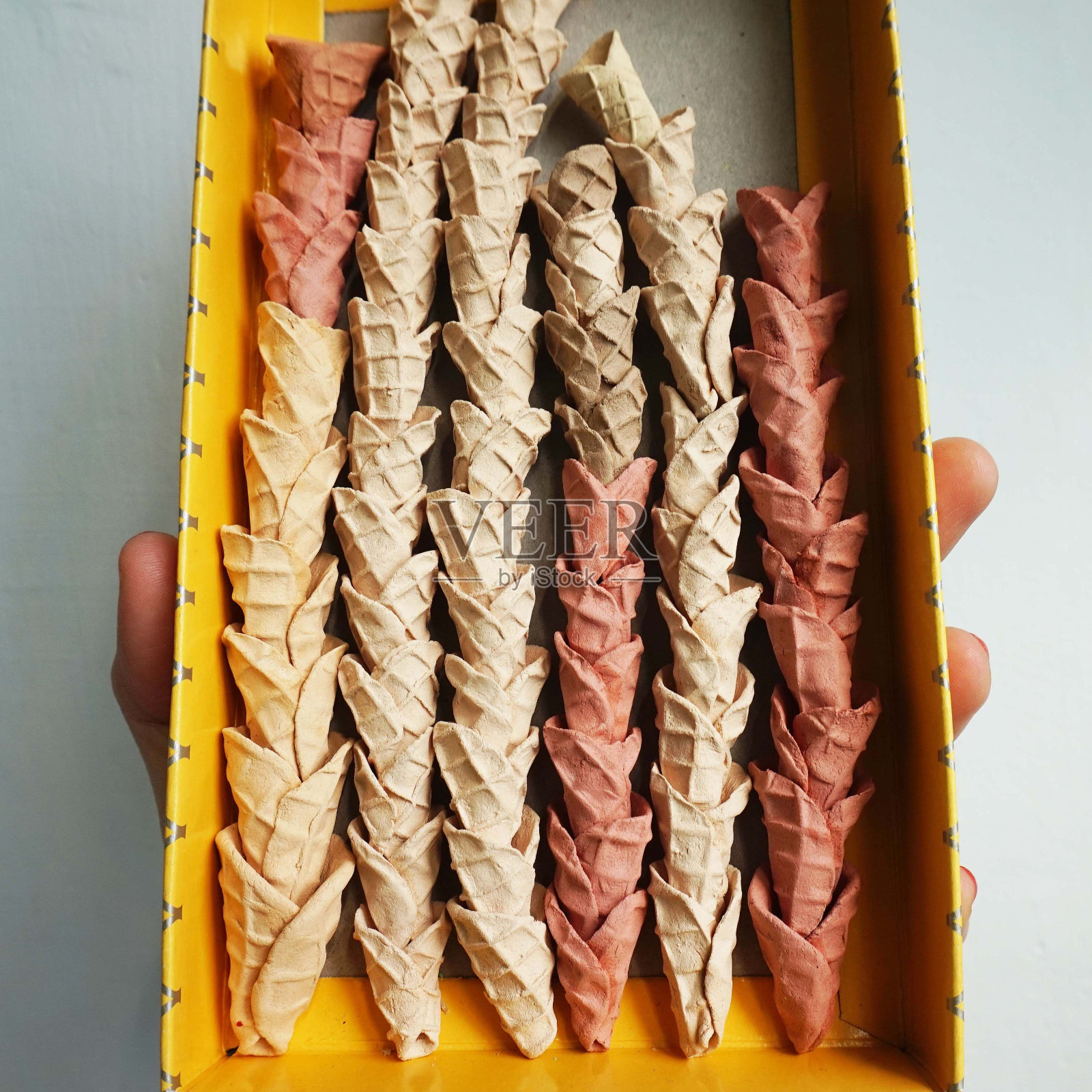 由粘土制成的一排不同颜色的球果照片摄影图片