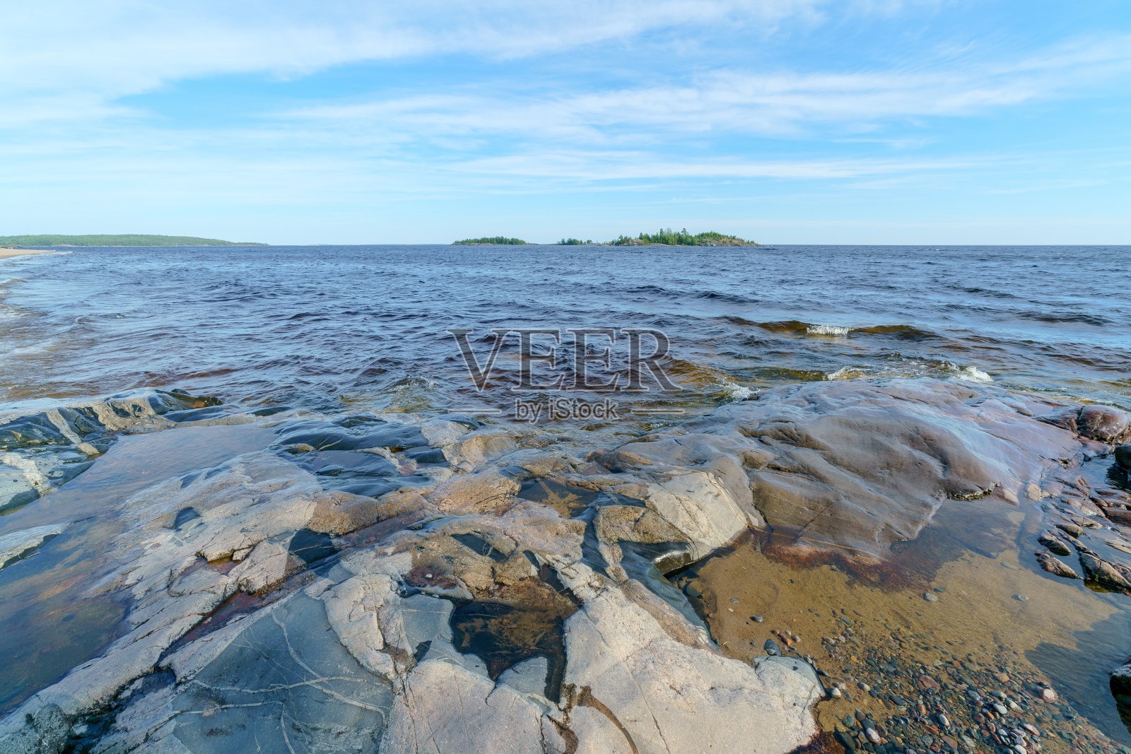 湖上美丽的石头。照片摄影图片