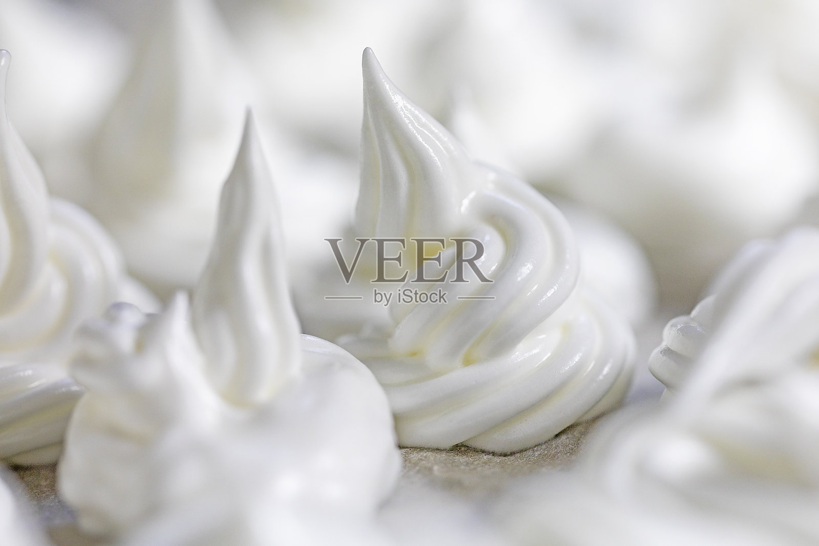 经典的白色蛋白酥皮，烤前衬上锡纸。节日气氛照片摄影图片