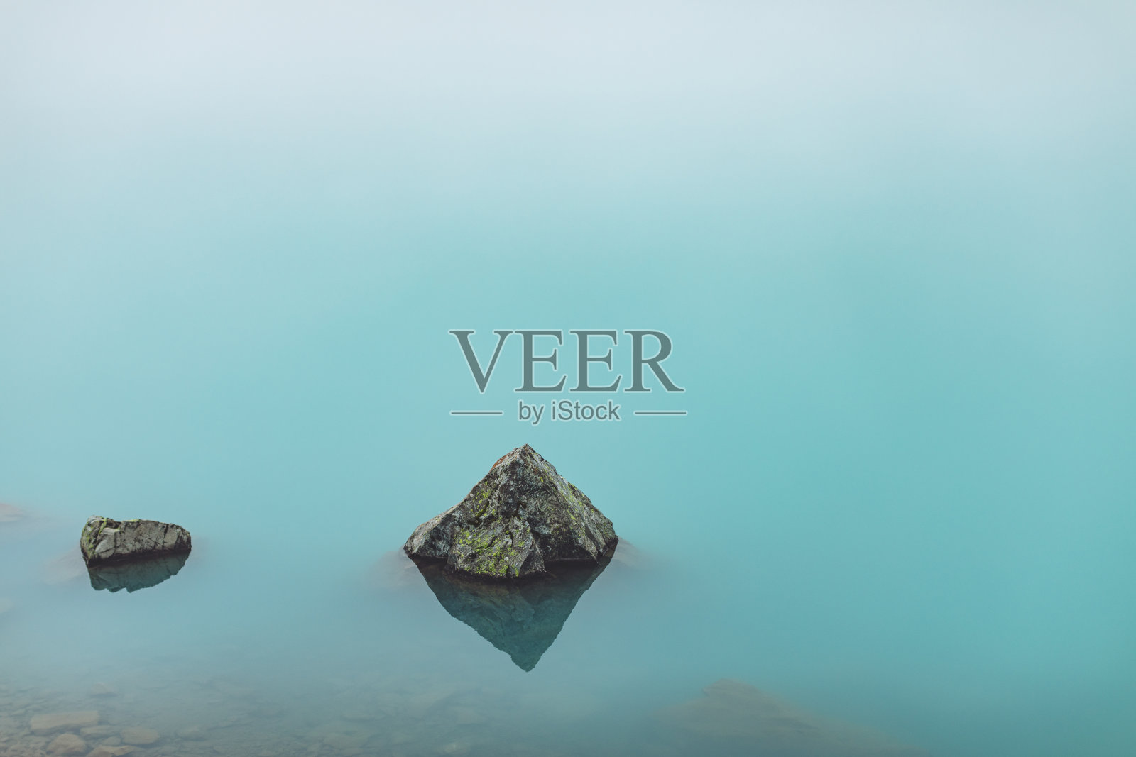 绿松石色的山湖与雪照片摄影图片