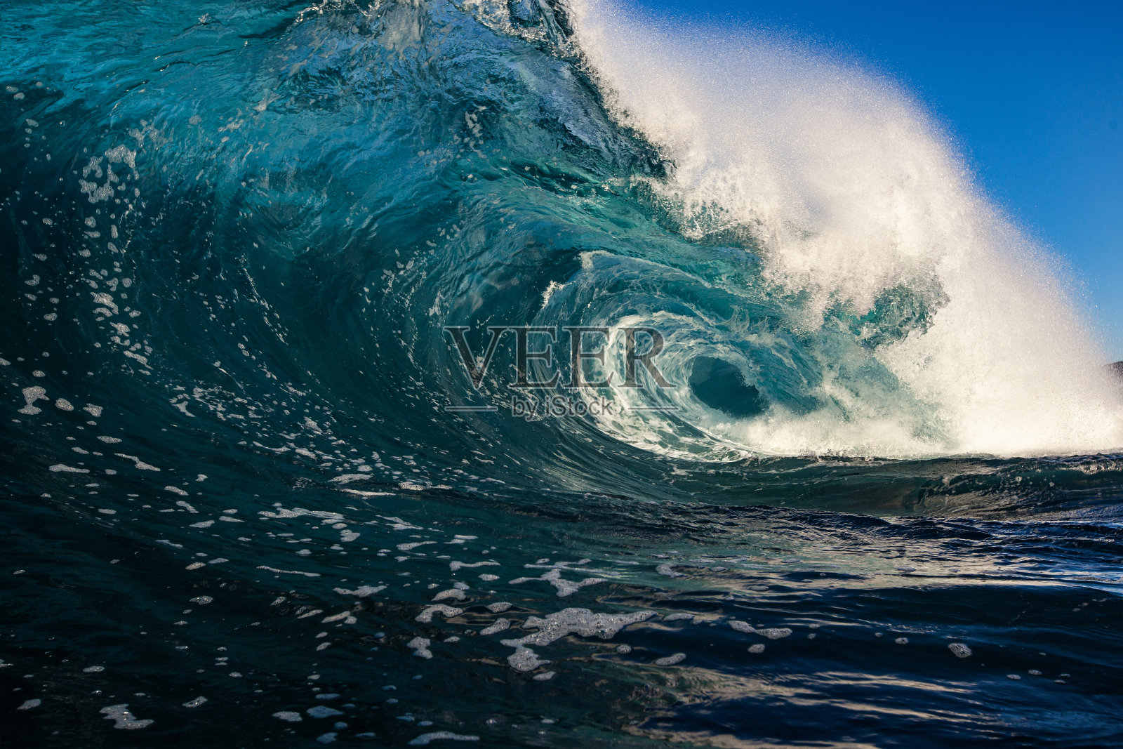 蓝色的波浪在海洋中带着金色的光照片摄影图片