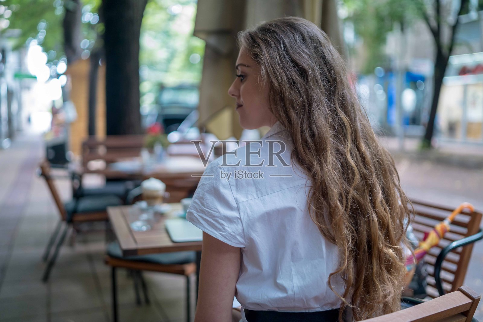 女商人使用笔记本电脑，同时享受工作在咖啡桌上一杯咖啡照片摄影图片