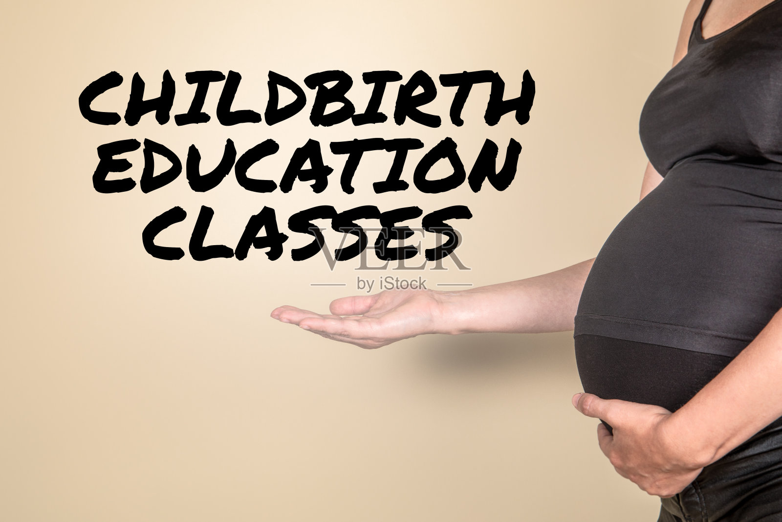 分娩教育班。孕妇在浅色背景下照片摄影图片