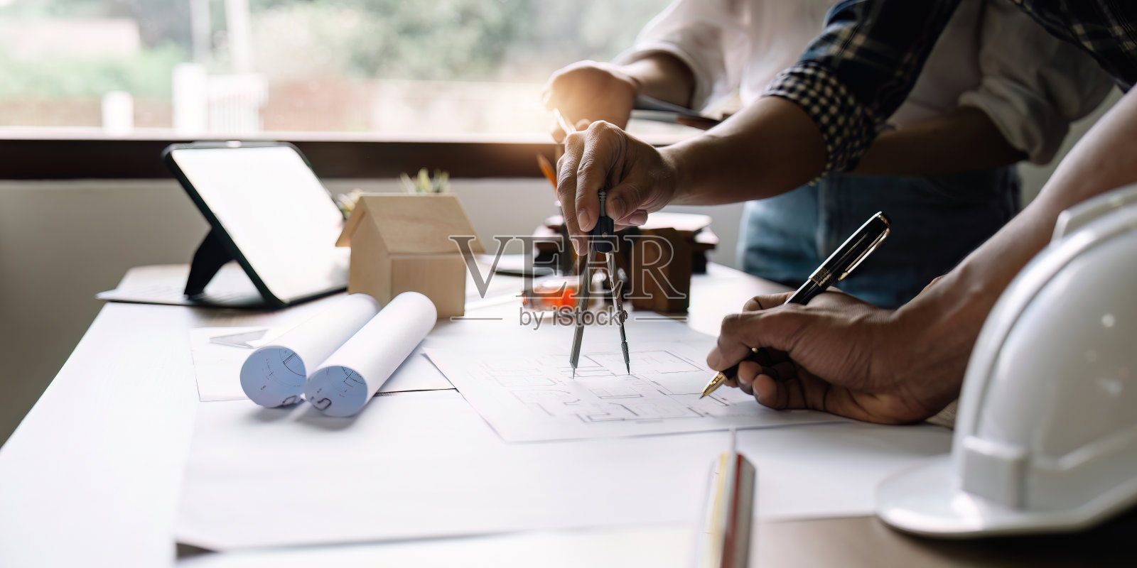 工程师和建筑师开会工作，手绘蓝图，并与他的同事进行简报。工程工具和施工概念照片摄影图片