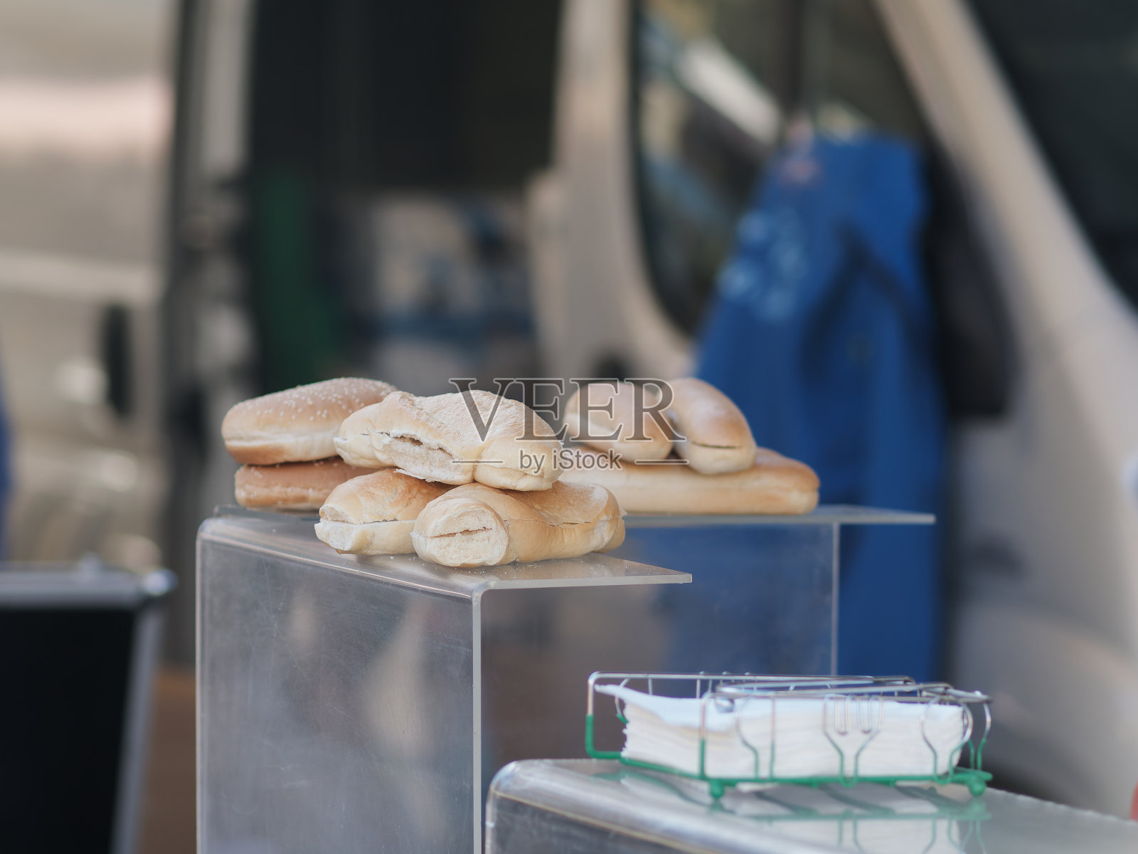 在市场，咖啡馆，商店，商店或面包店的柜台上出售各种生菜，鲑鱼，火腿三明治。带走、健康、街头、快餐的概念照片摄影图片